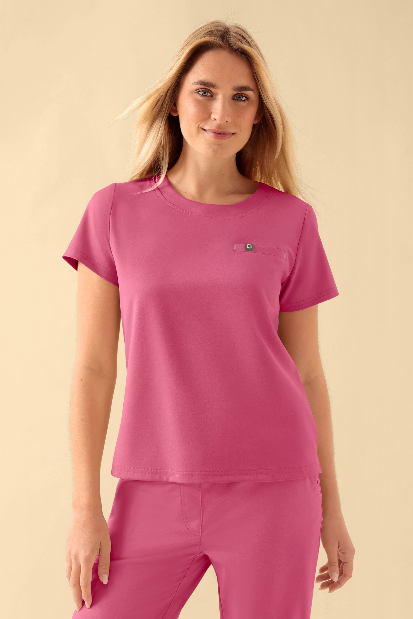 KAERE T-shirt Femme - Encoloure ronde bois de rose, Vue de face Le mannequin mesure 177 cm et porte la taille S