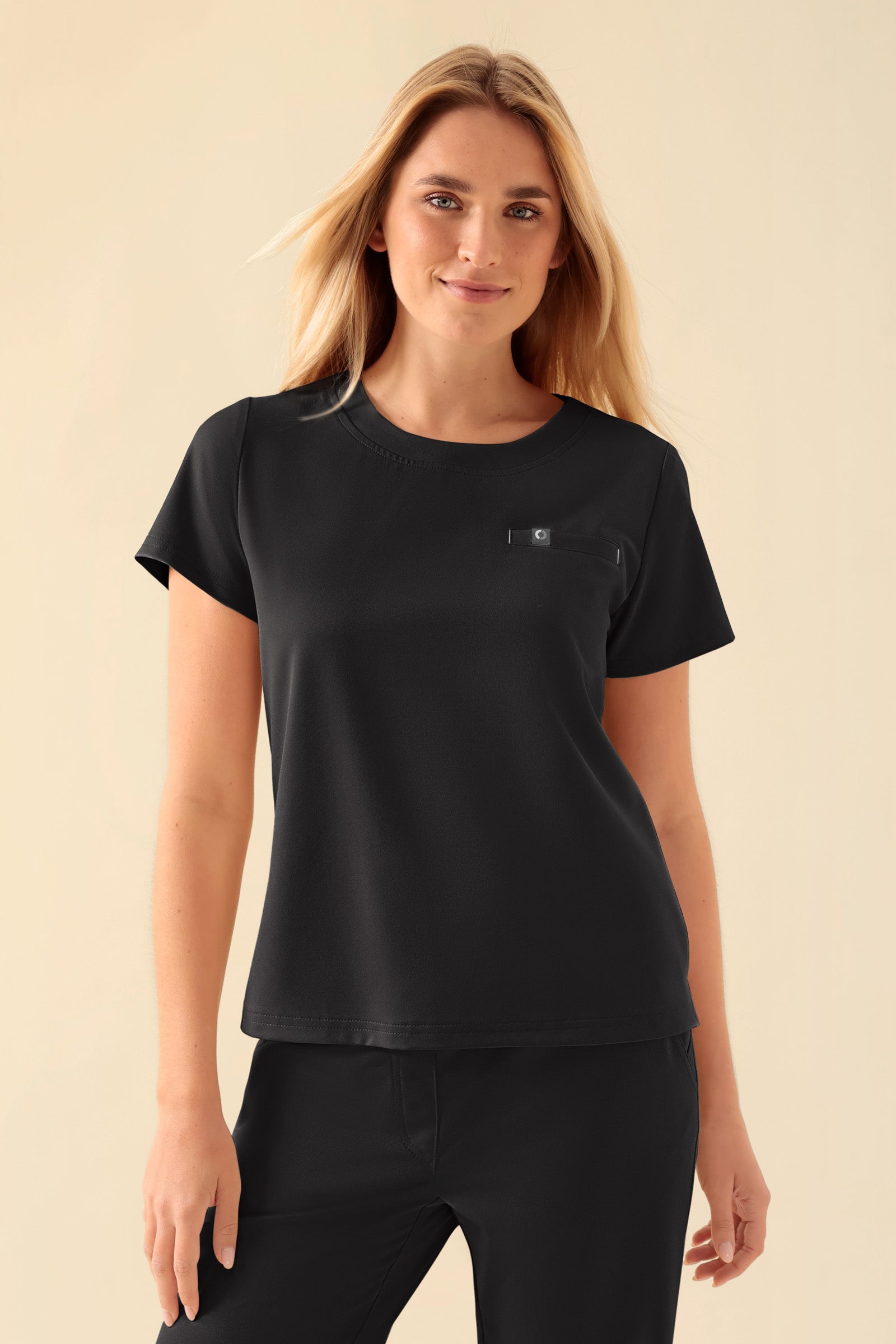 KAERE T-shirt Femme - Encoloure ronde noir, Vue de face Le mannequin mesure 177 cm et porte la taille S