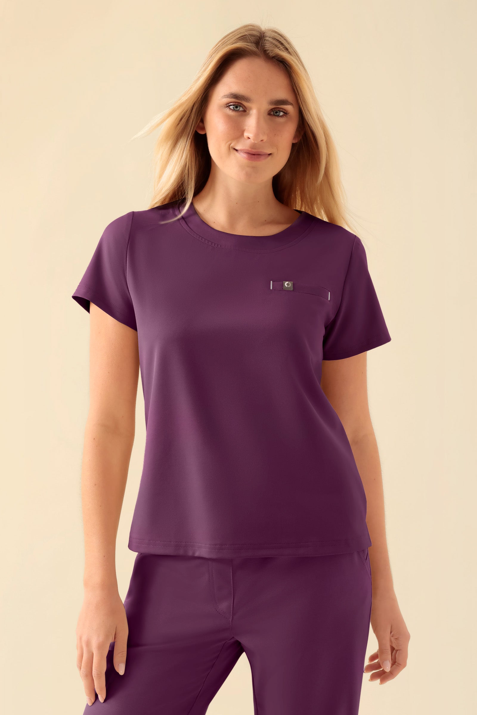 KAERE T-shirt Femme - Encoloure ronde prune, Vue de face Le mannequin mesure 177 cm et porte la taille S