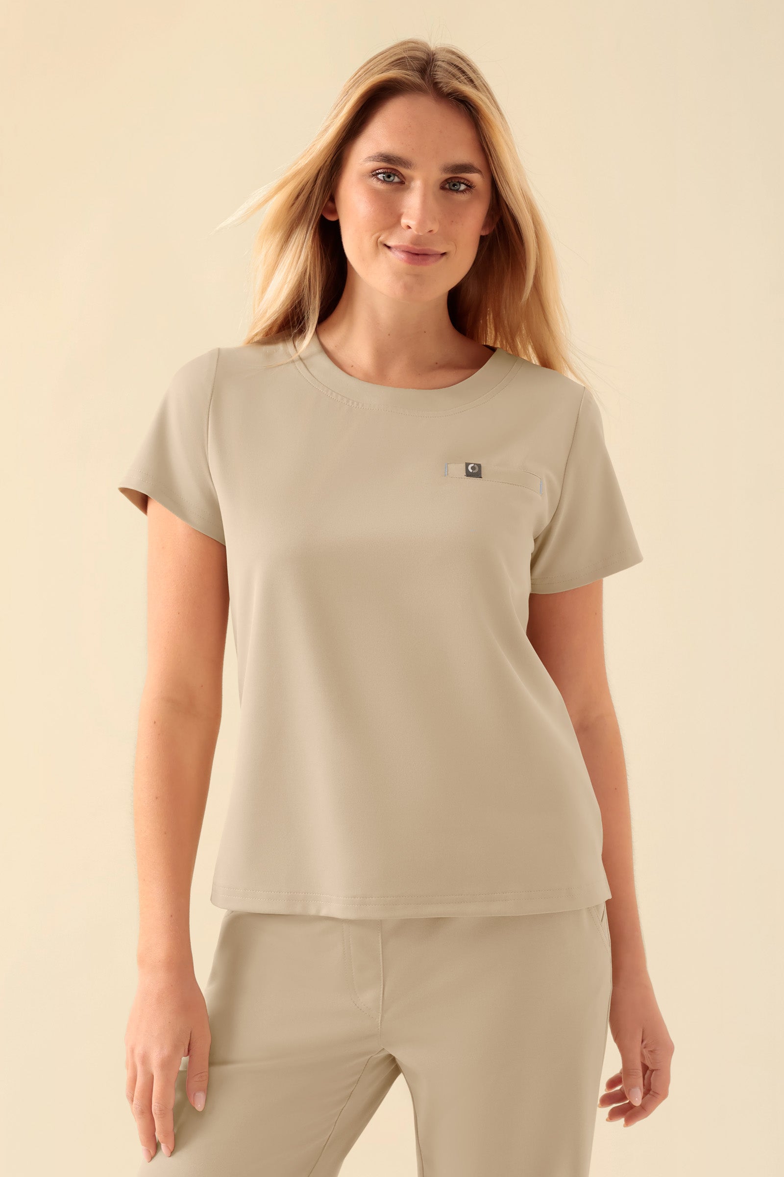KAERE T-shirt Femme - Encoloure ronde sable, Vue de face Le mannequin mesure 177 cm et porte la taille S