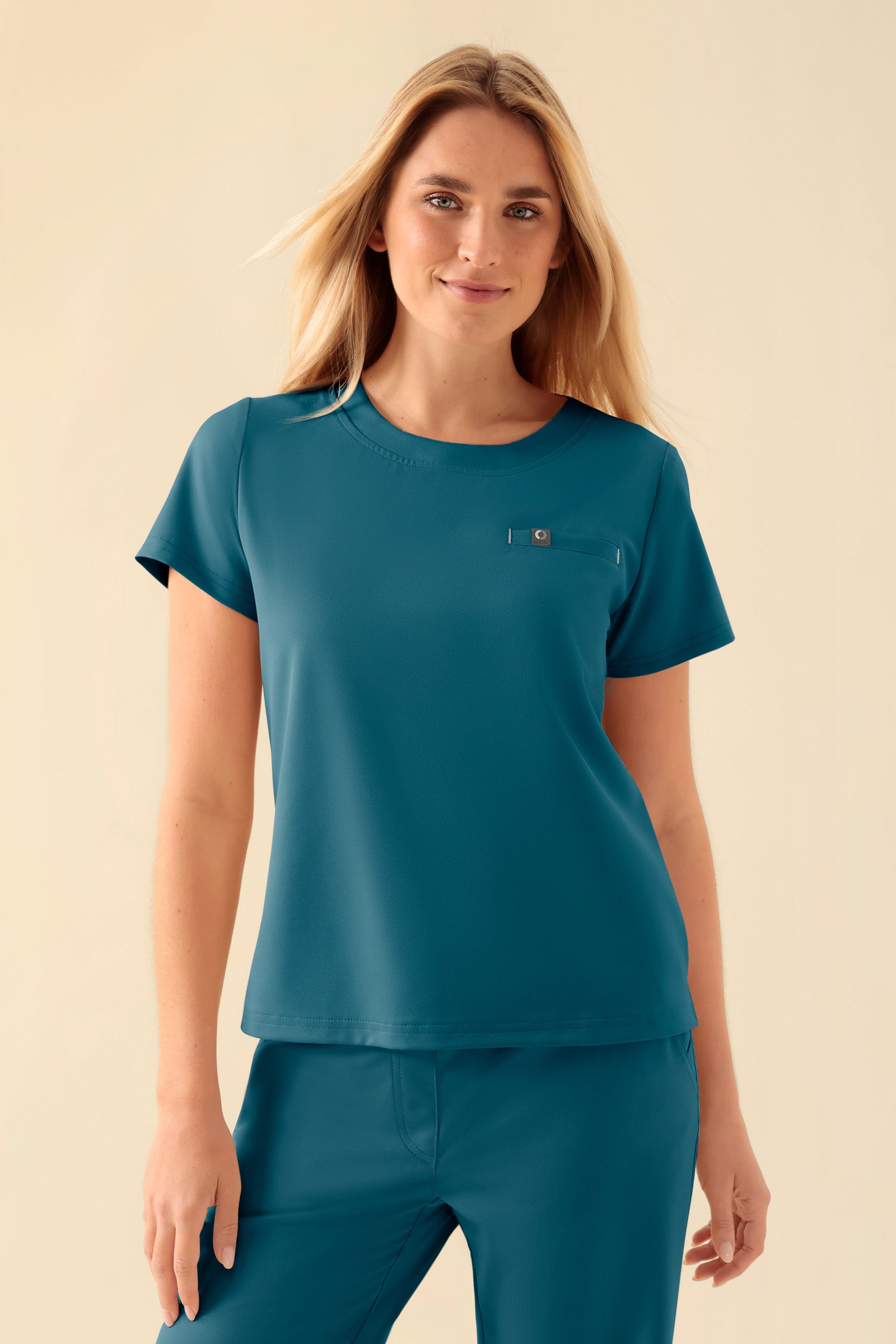 KAERE T-shirt Femme - Encoloure ronde pétrole, Vue de face Le mannequin mesure 177 cm et porte la taille S