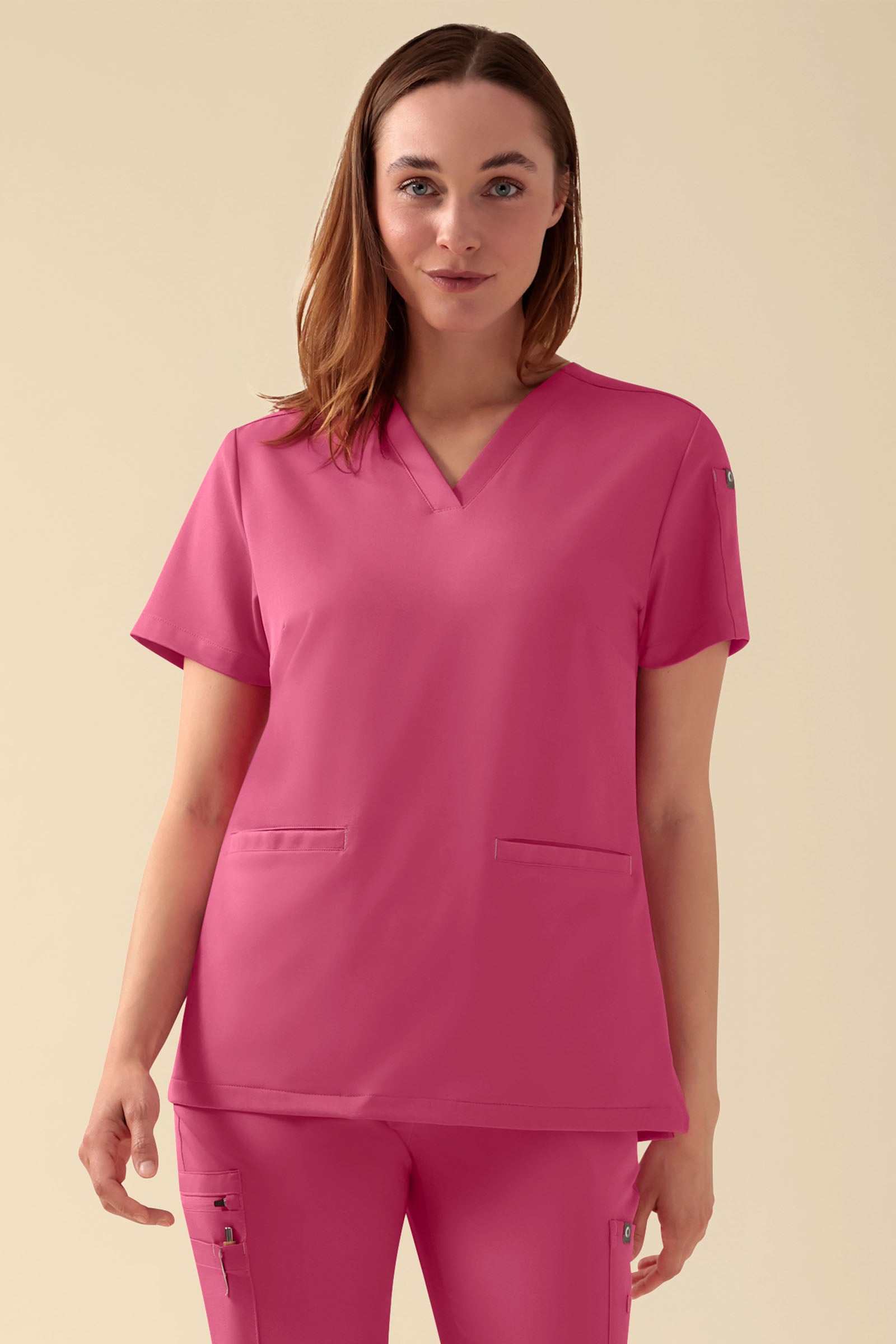 KAERE Tunique Femme - Décolleté V bois de rose, Vue de face Le mannequin mesure 177 cm et porte la taille S