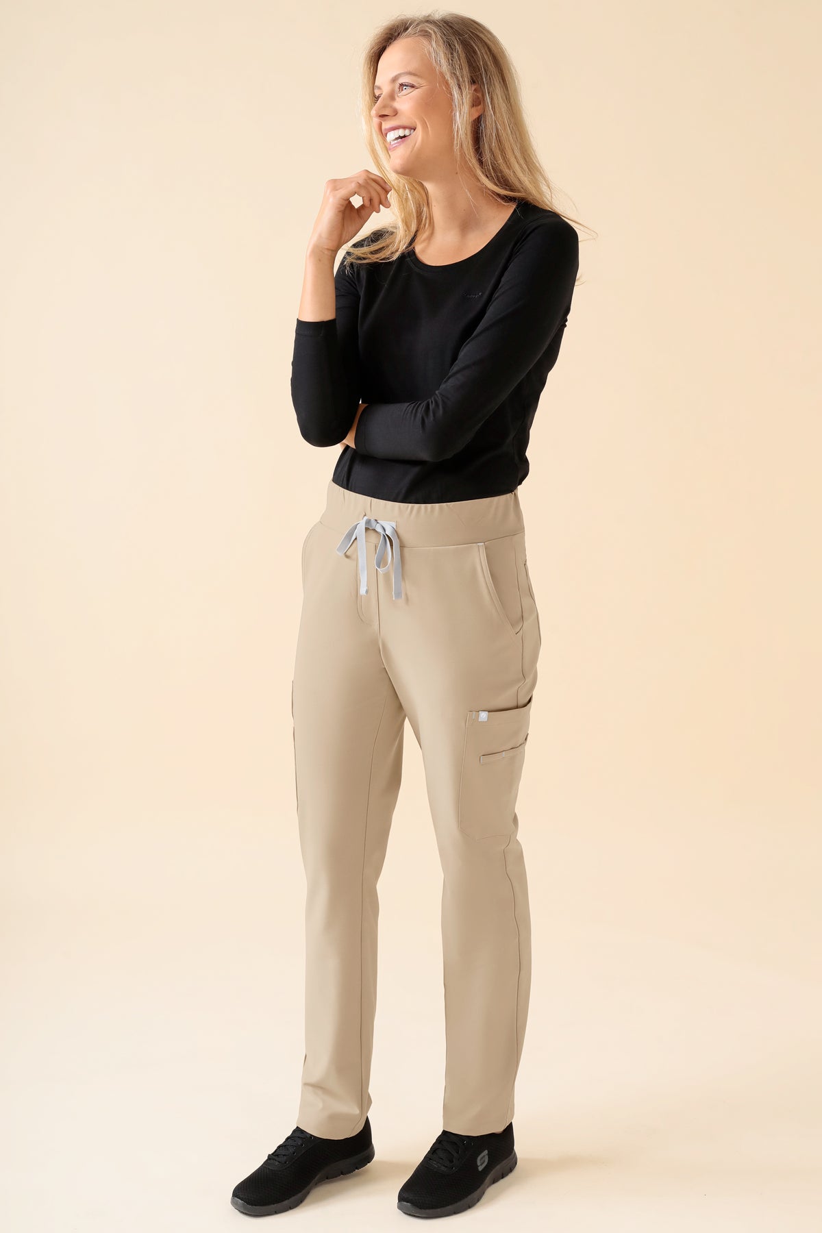 KAERE Pantalon Femme - avec poches cargo sable, Vue de face Le mannequin mesure 178 cm et porte la taille S