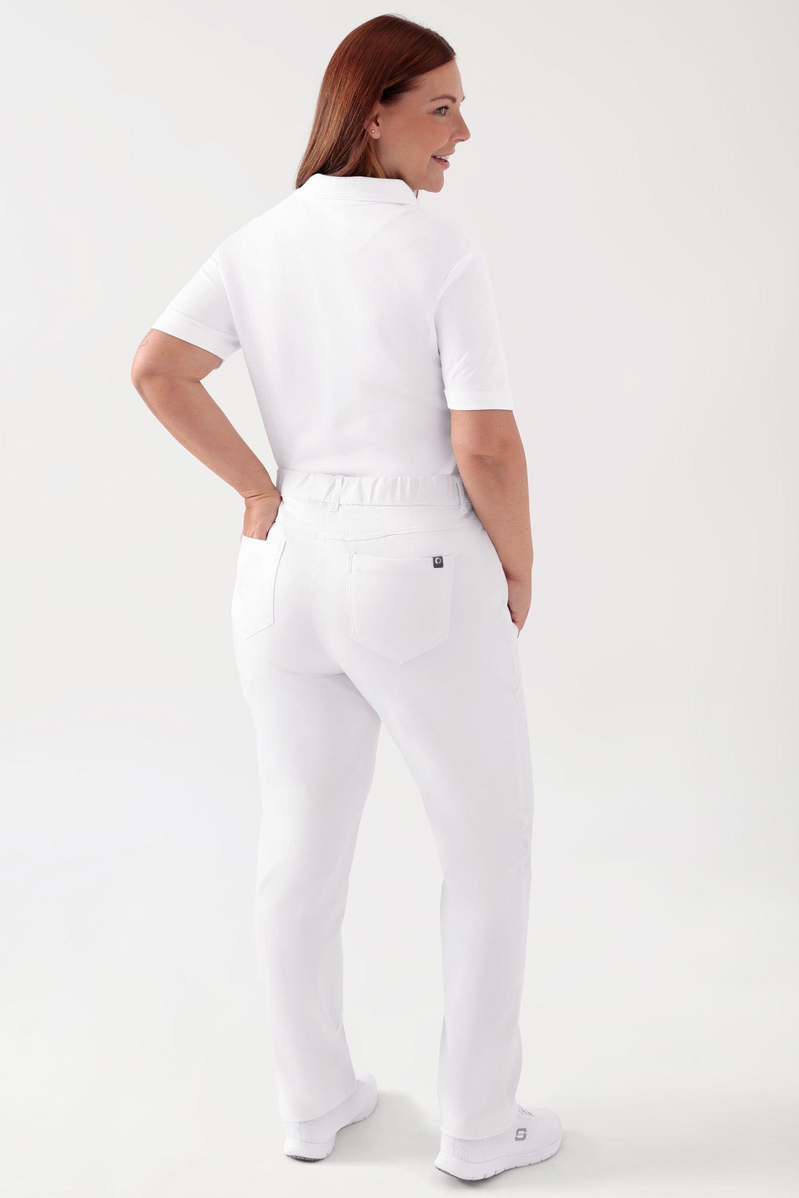 COMFY FLEX Pantalon 5 poches Femme - Jambe droite blanc, Vue de dos Le mannequin mesure 173 cm et porte la taille 46