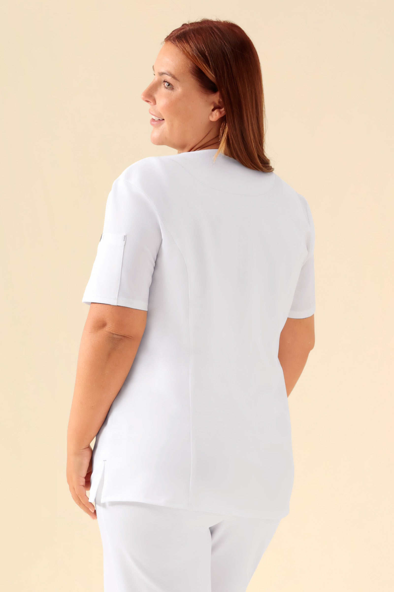 KAERE Blouse Femme - Patte de boutonnage blanc, Vue de dos Le mannequin mesure 173 cm et porte la taille XL