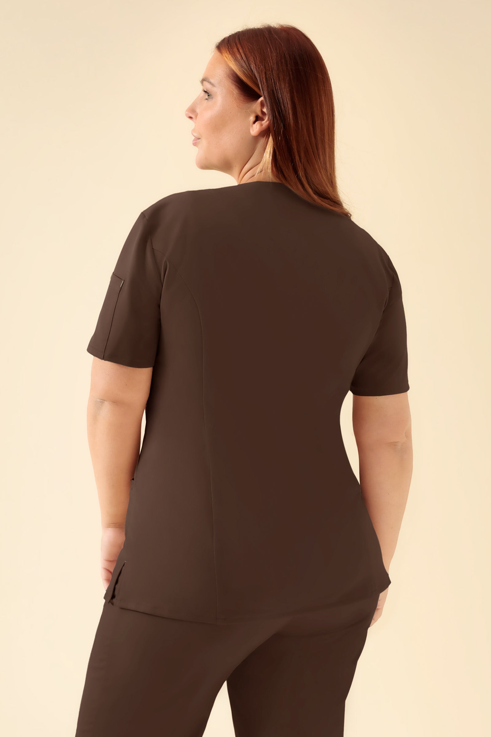 KAERE Blouse Femme - Patte de boutonnage coffee, Vue de dos Le mannequin mesure 173 cm et porte la taille XL