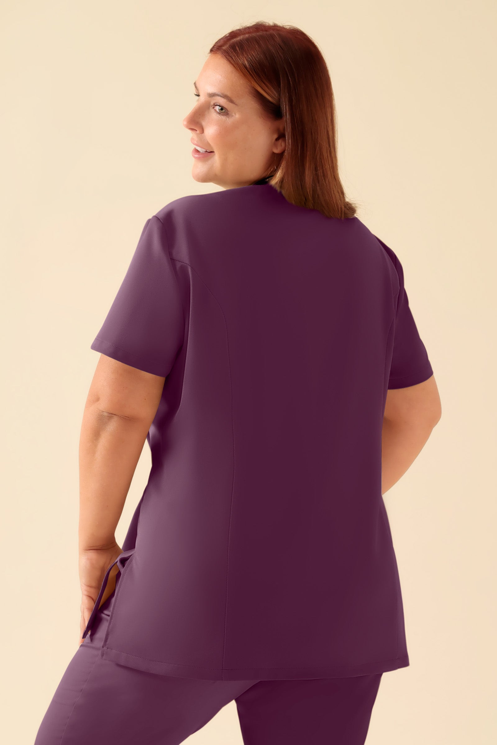 KAERE Blouse Femme - boutonnage asymétrique prune, Vue de dos Le mannequin mesure 173 cm et porte la taille XL