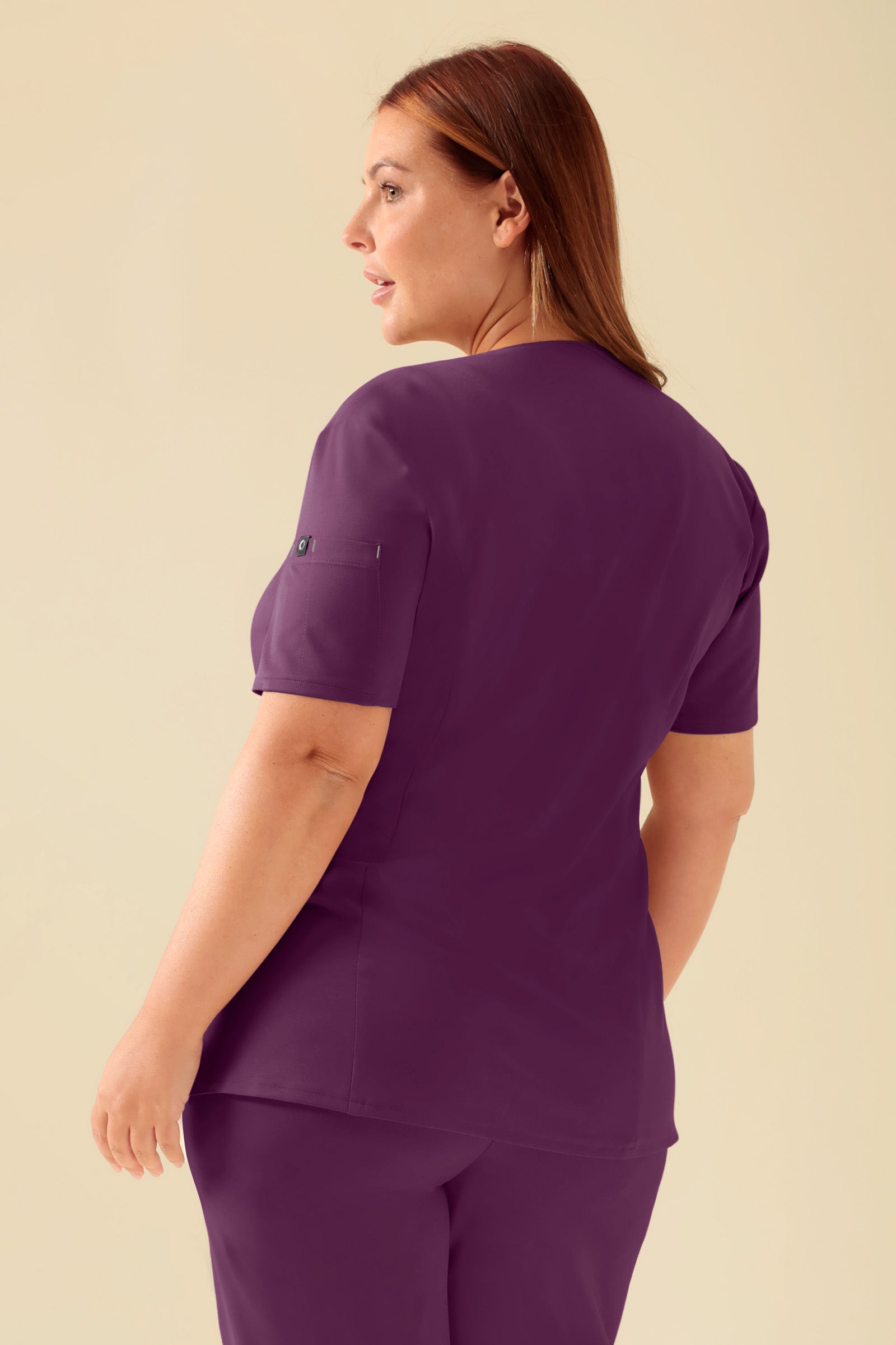 KAERE Blouse Femme - Patte de boutonnage prune, Vue de dos Le mannequin mesure 173 cm et porte la taille XL