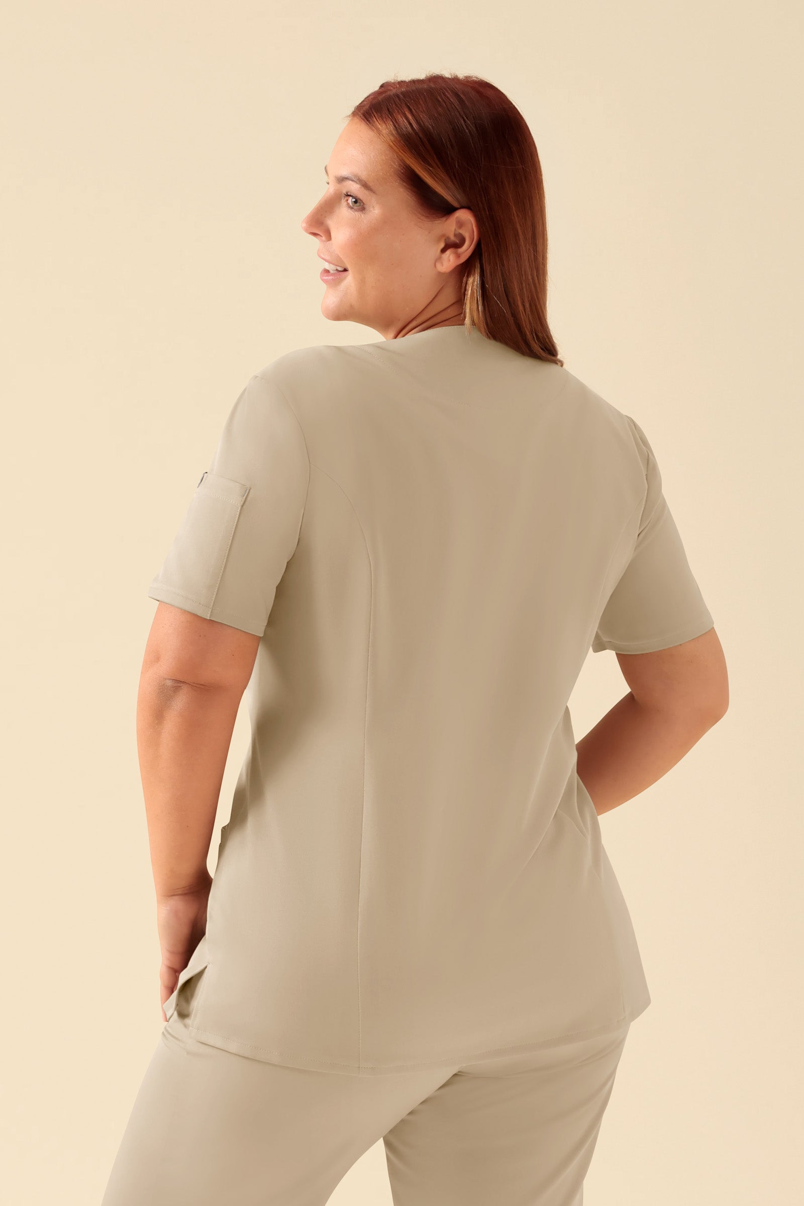 KAERE Blouse Femme - Patte de boutonnage sable, Vue de dos Le mannequin mesure 173 cm et porte la taille XL