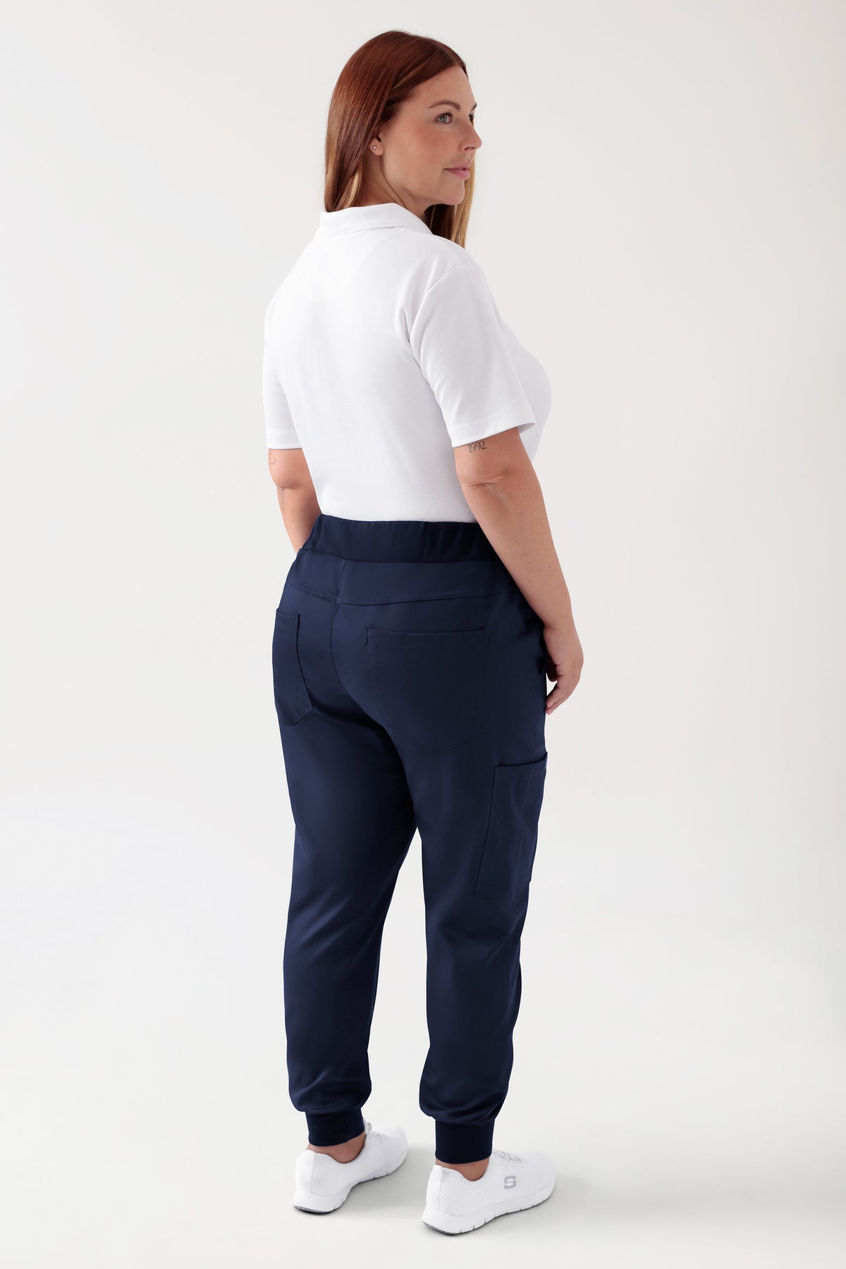 COMFY FLEX Pantalon Femme - Jogpant navy, Vue de dos Le mannequin mesure 173 cm et porte la taille XL