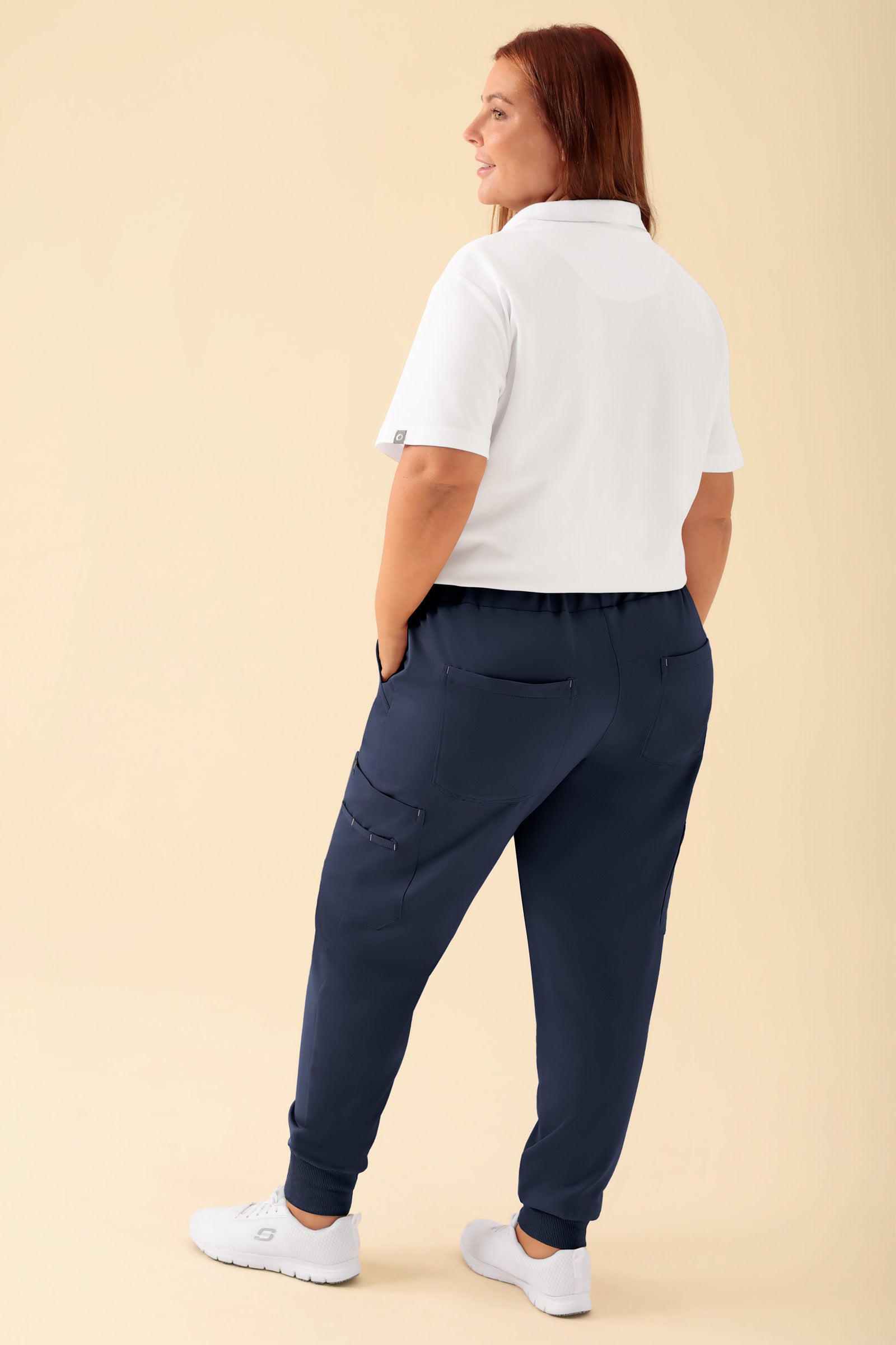 KAERE Pantalon Femme - avec poches cargo et ourlets côtelés bleu navy, Vue de dos Le mannequin mesure 173 cm et porte la taille XL
