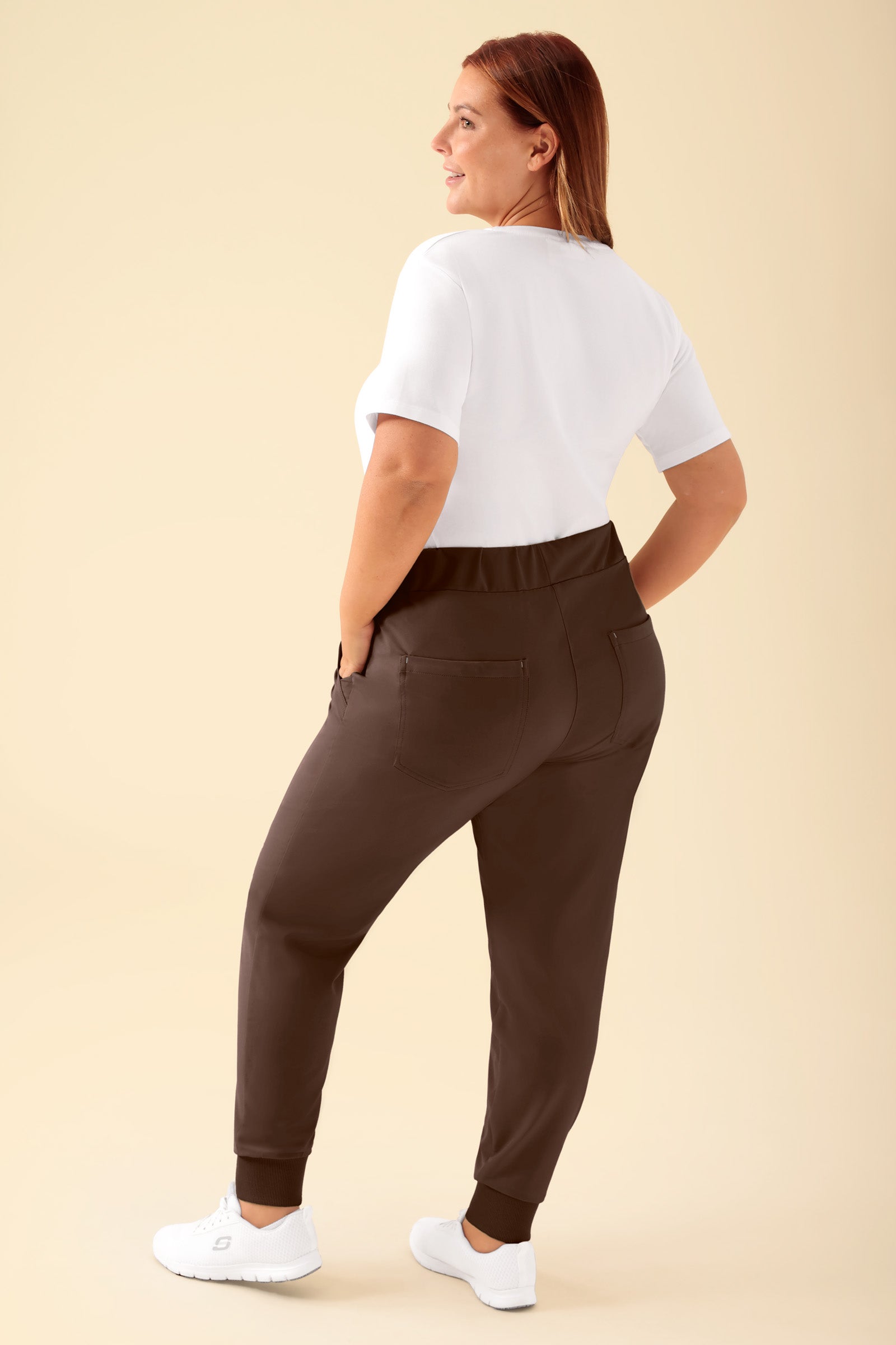 KAERE Pantalon Femme - ourlets côtelés et sans poches cargo coffee, Vue de dos Le mannequin mesure 173 cm et porte la taille XL
