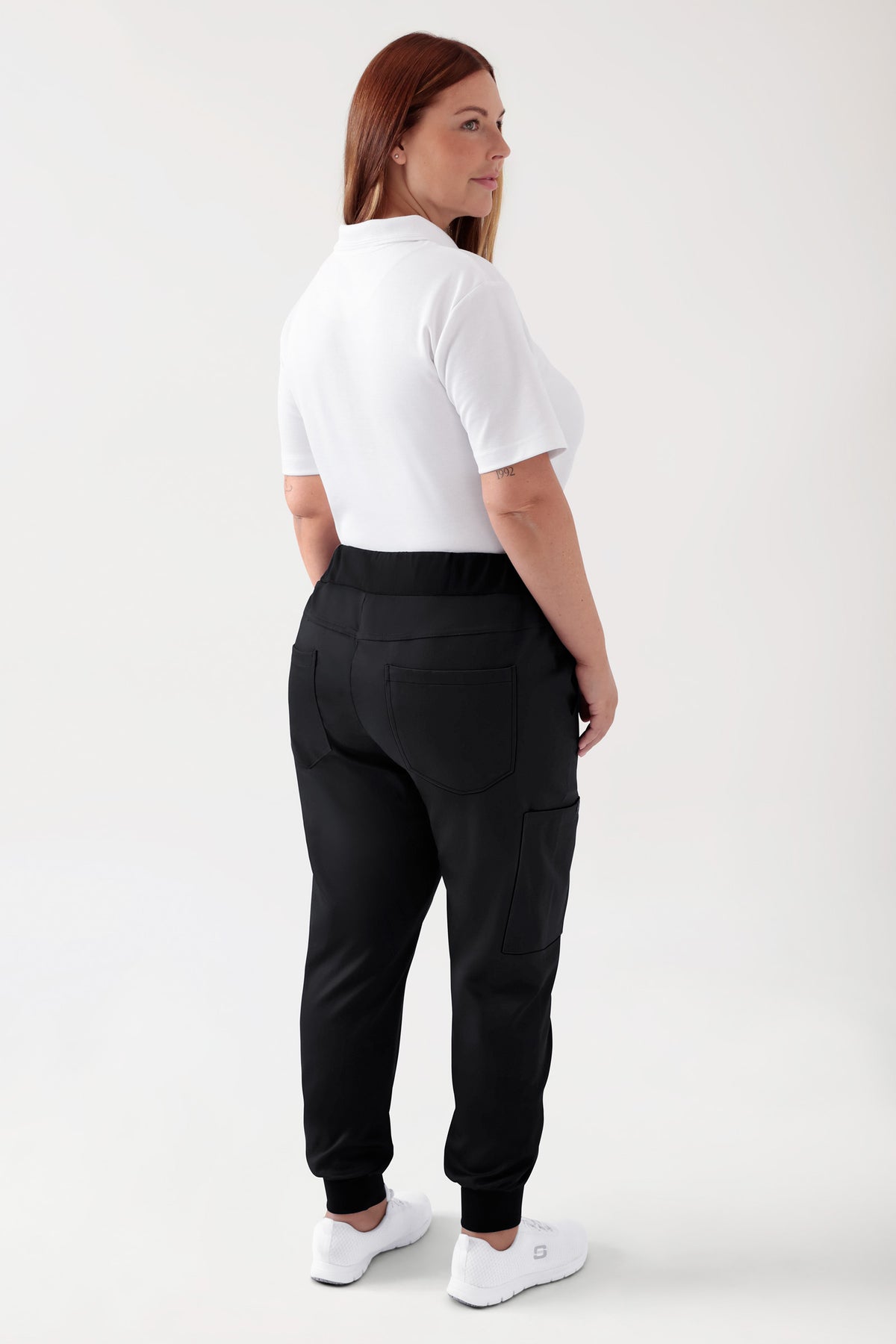 COMFY FLEX Pantalon Femme - Jogpant noir, Vue de dos Le mannequin mesure 173 cm et porte la taille XL