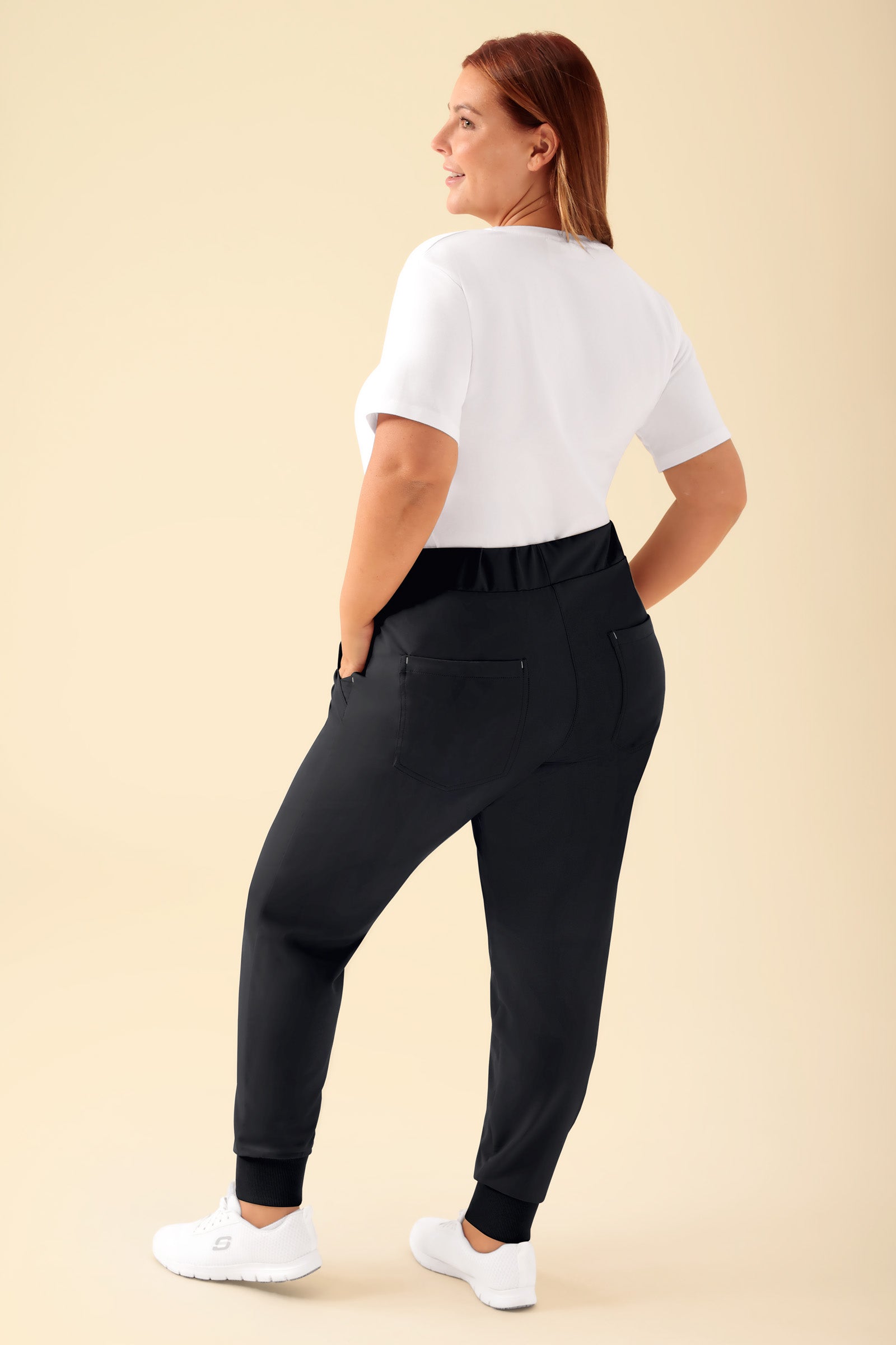 KAERE Pantalon Femme - ourlets côtelés et sans poches cargo noir, Vue de dos Le mannequin mesure 173 cm et porte la taille XL