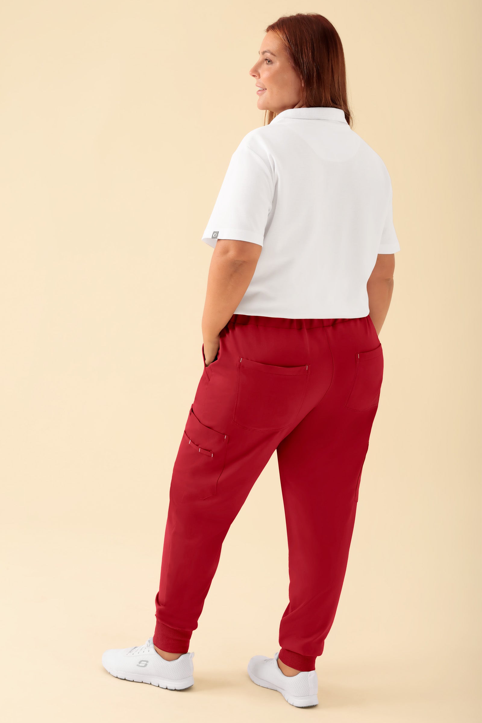 KAERE Pantalon Femme - avec poches cargo et ourlets côtelés rouge, Vue de dos Le mannequin mesure 173 cm et porte la taille XL