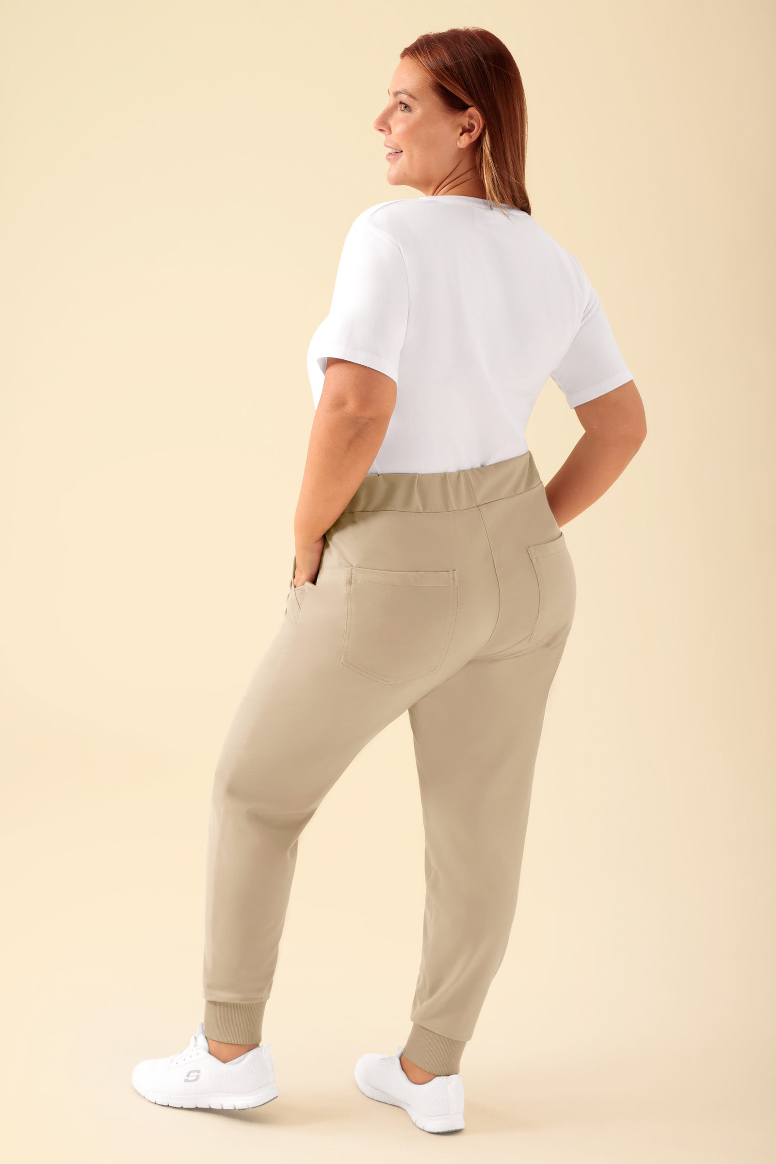 KAERE Pantalon Femme - ourlets côtelés et sans poches cargo sable, Vue de dos Le mannequin mesure 173 cm et porte la taille XL