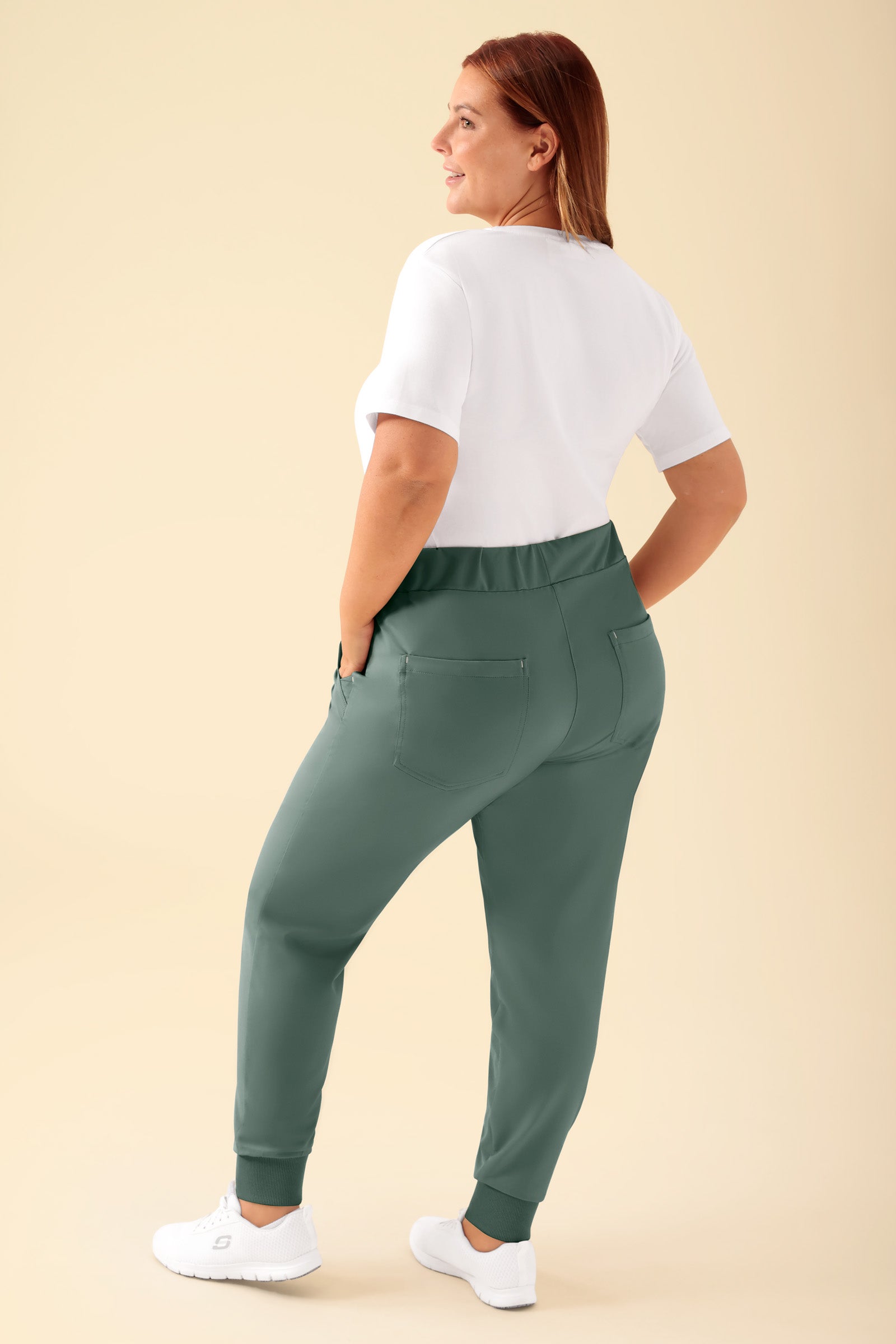 KAERE Pantalon Femme - ourlets côtelés et sans poches cargo vert foncé, Vue de dos Le mannequin mesure 173 cm et porte la taille XL