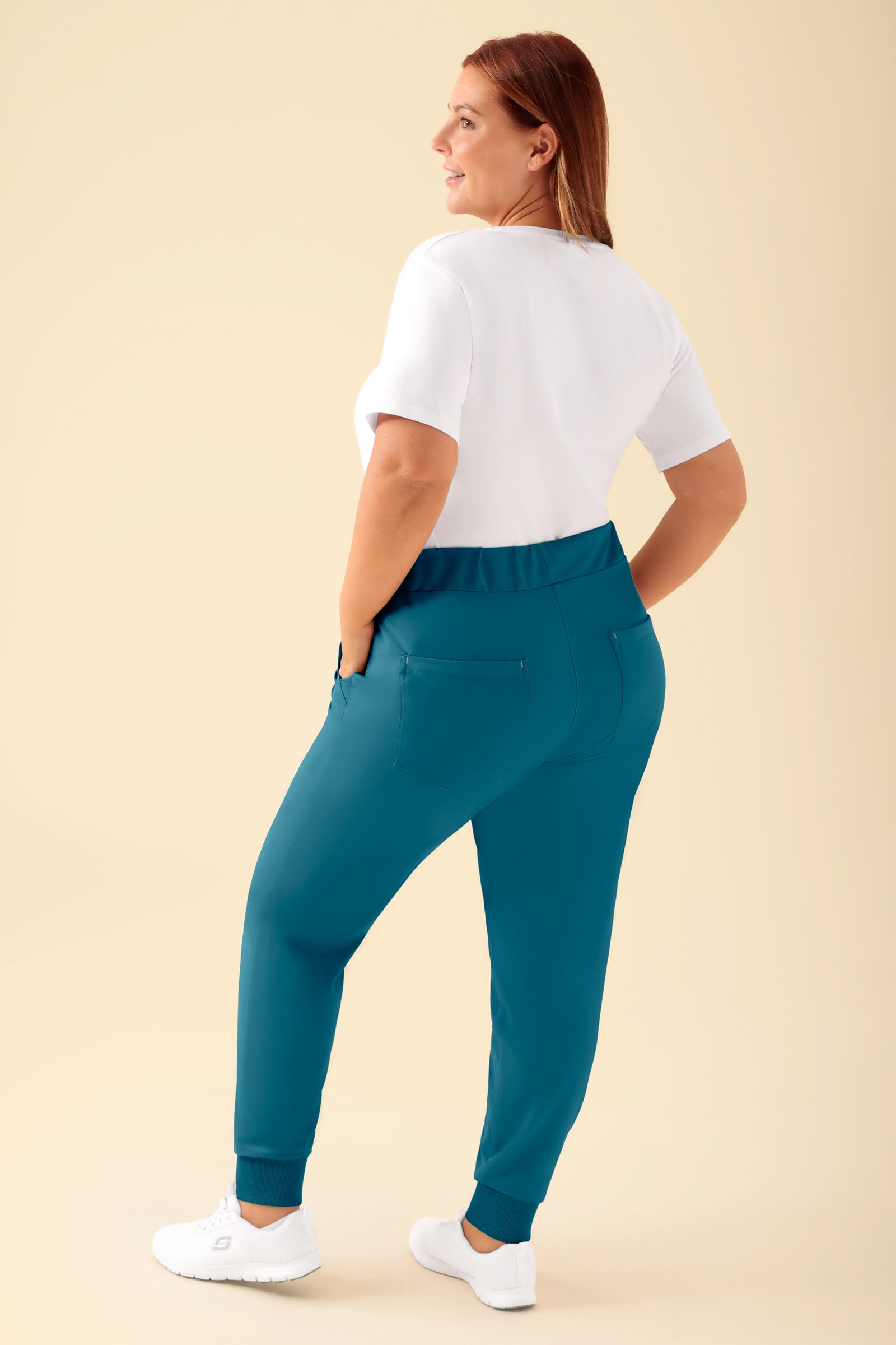 KAERE Pantalon Femme - ourlets côtelés et sans poches cargo pétrole, Vue de dos Le mannequin mesure 173 cm et porte la taille XL