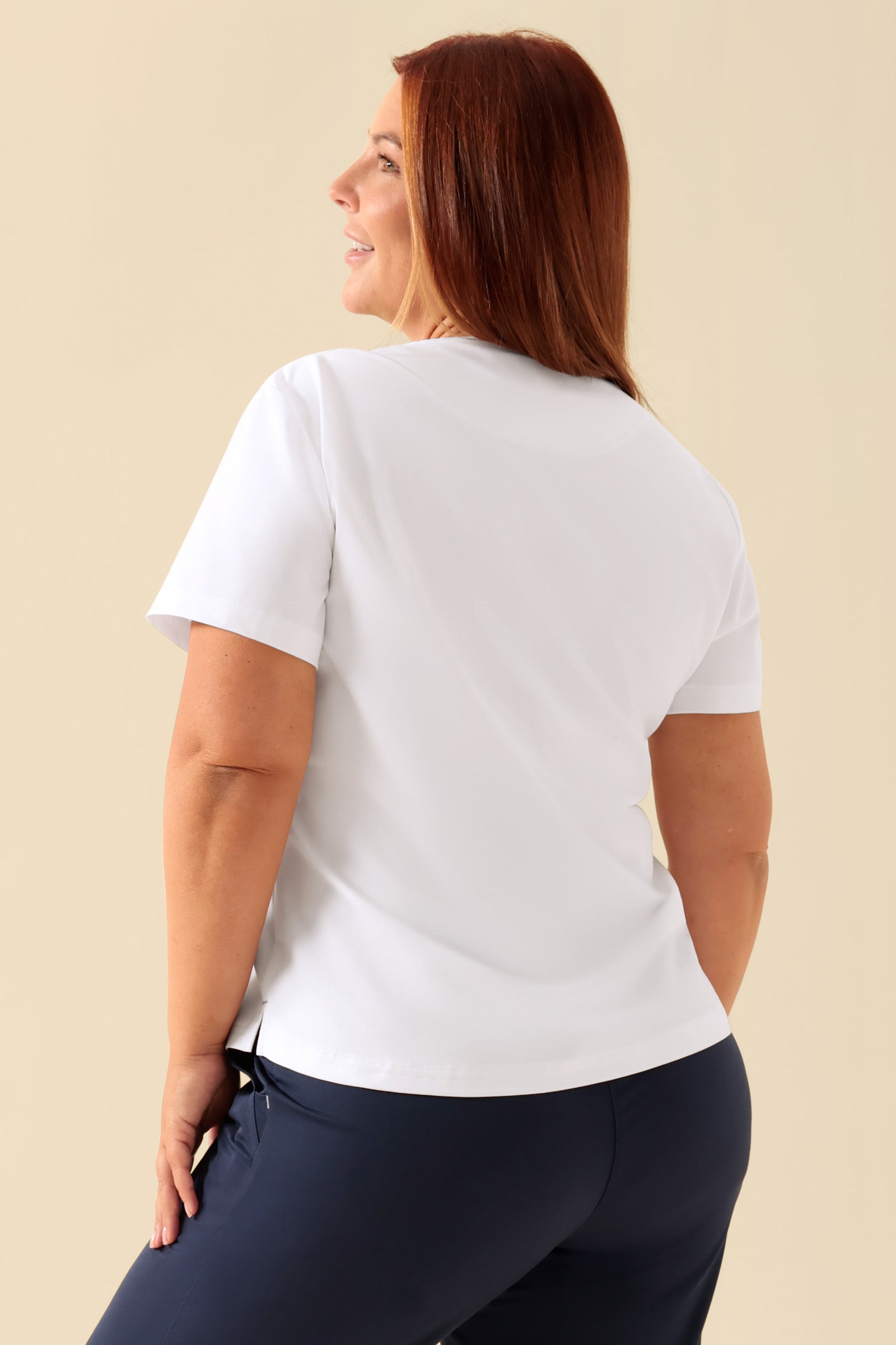 KAERE T-shirt Femme - Encoloure ronde blanc, Vue de dos Le mannequin mesure 173 cm et porte la taille XL