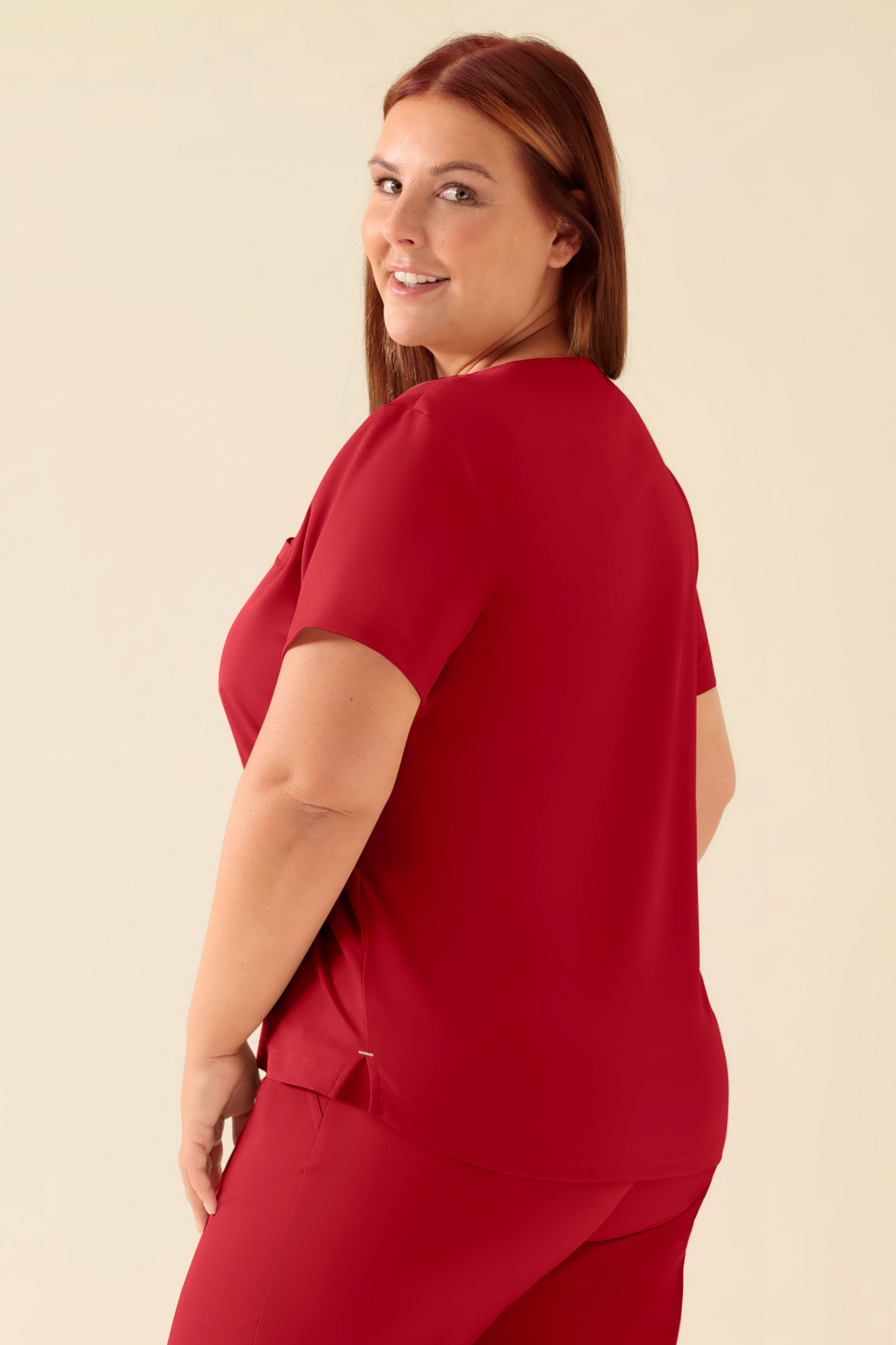 KAERE T-shirt Femme - Encoloure ronde rouge, Vue de dos Le mannequin mesure 173 cm et porte la taille XL