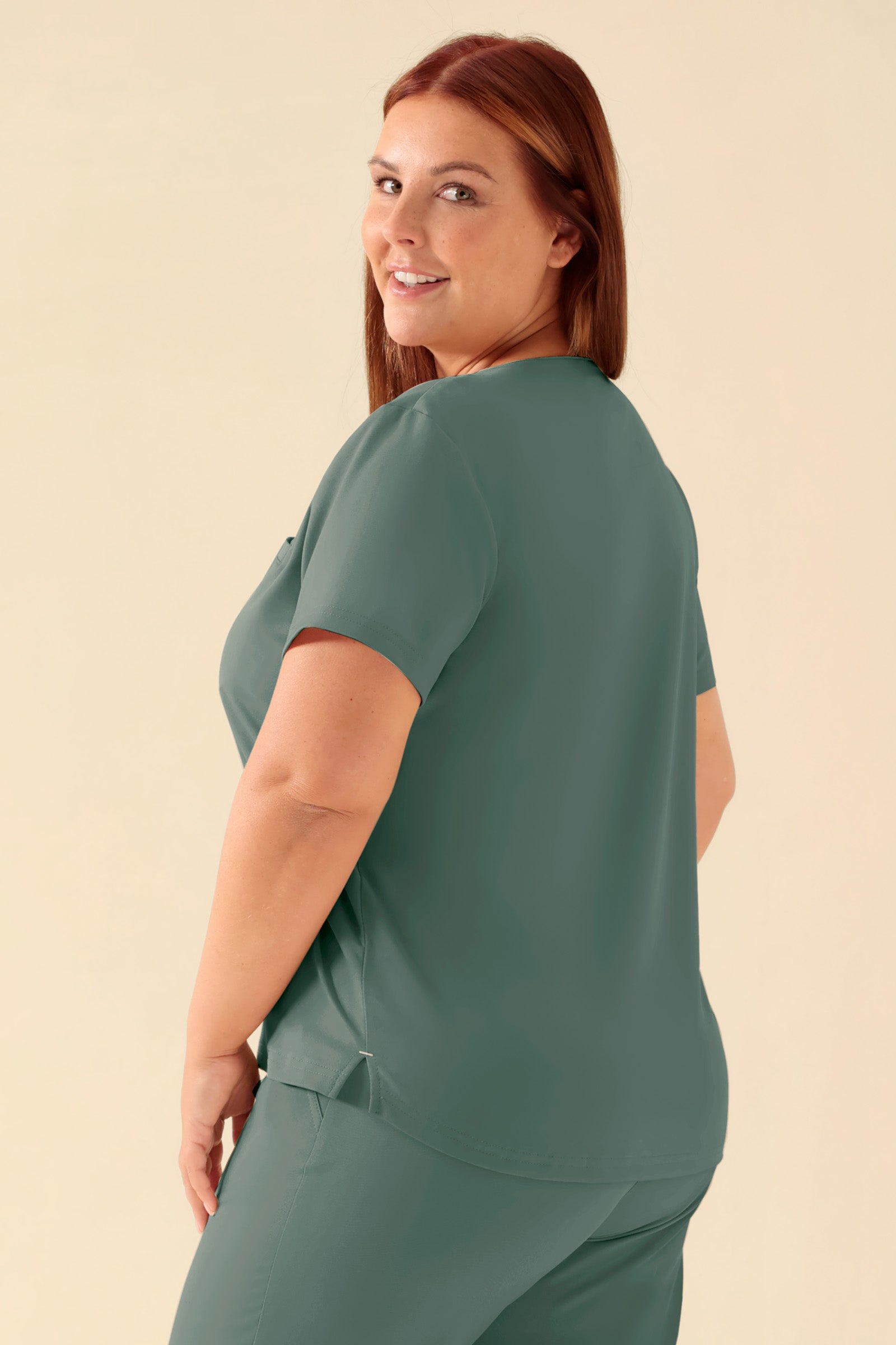 KAERE T-shirt Femme - Encoloure ronde vert foncé, Vue de dos Le mannequin mesure 173 cm et porte la taille XL