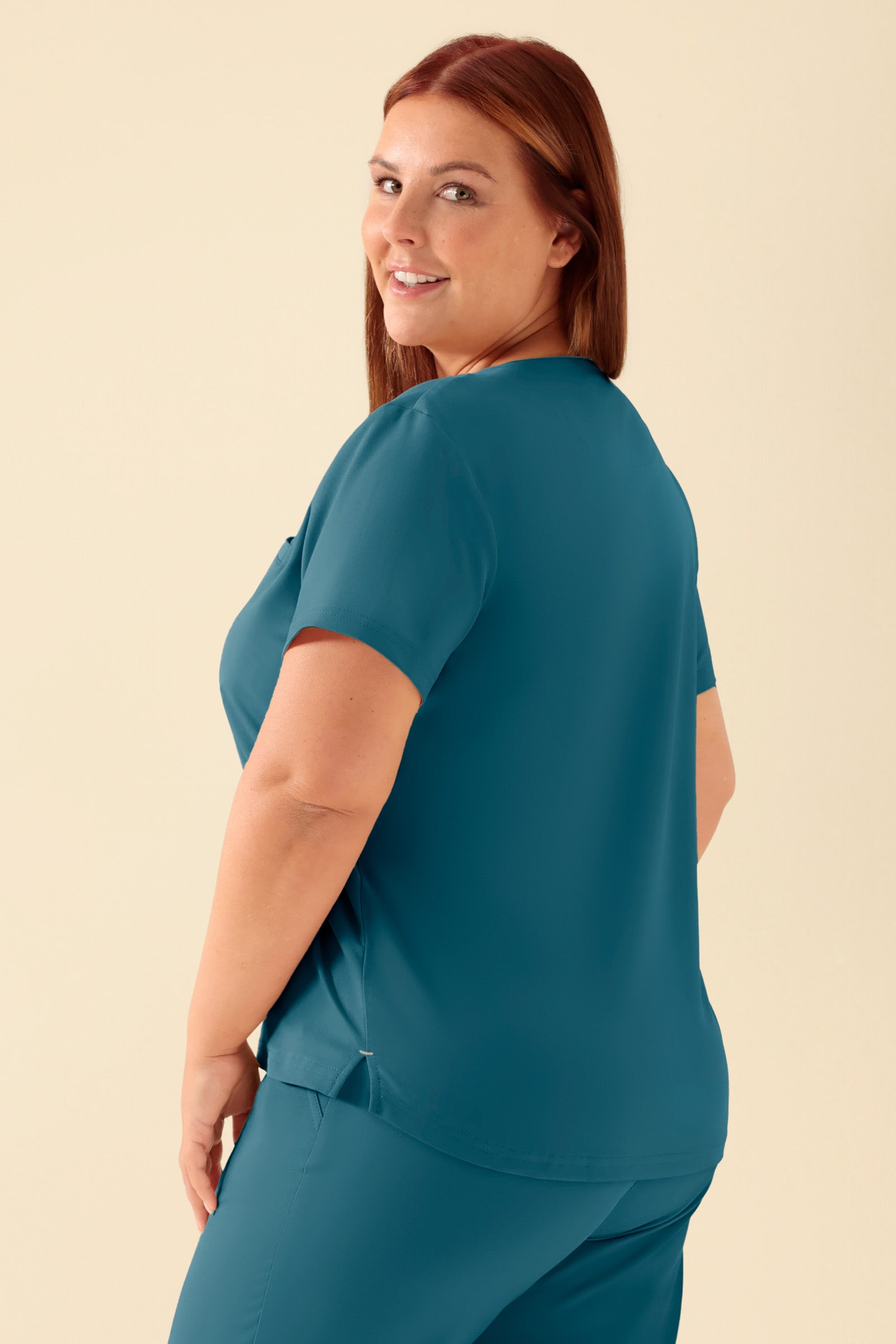 KAERE T-shirt Femme - Encoloure ronde pétrole, Vue de dos Le mannequin mesure 173 cm et porte la taille XL