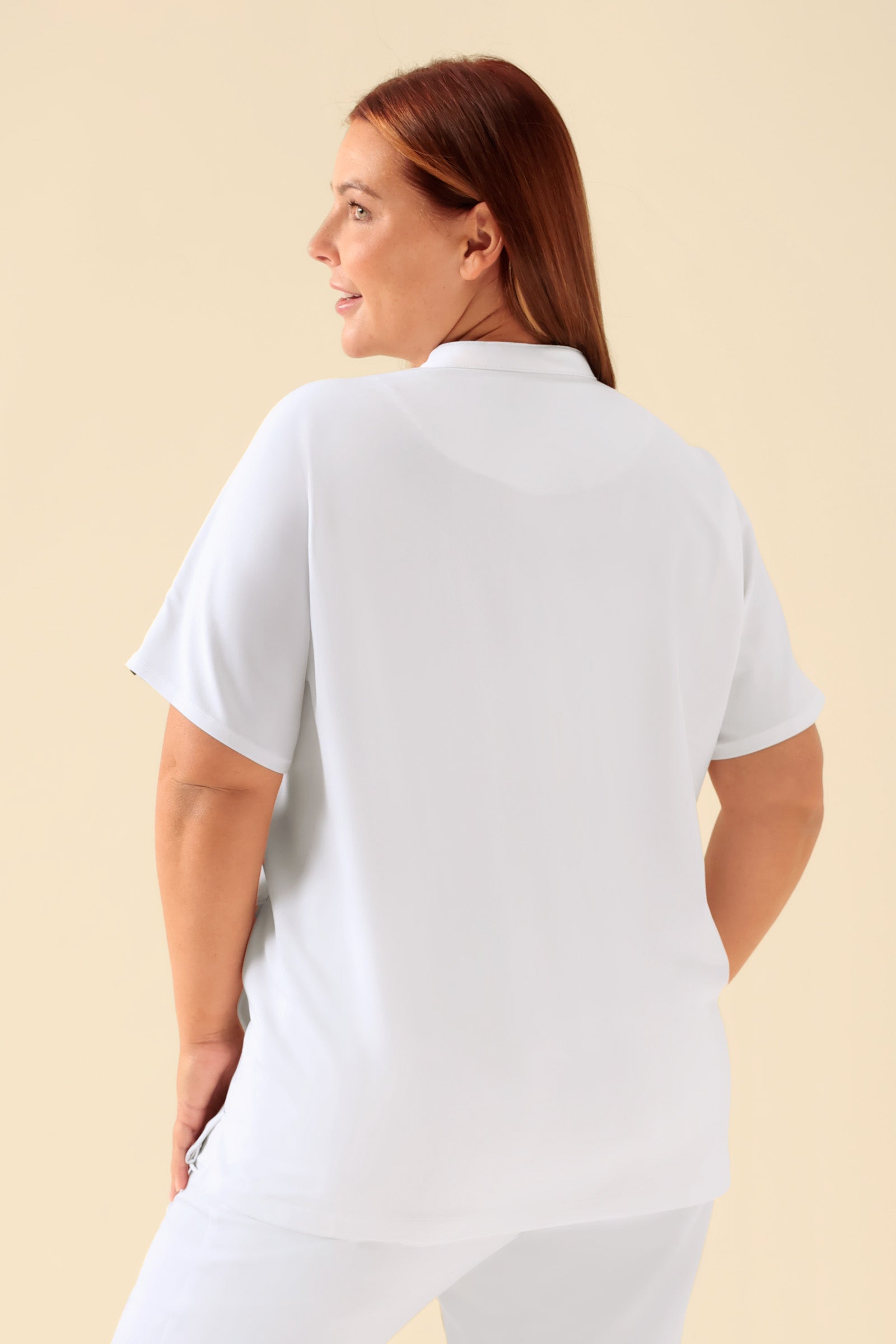 KAERE Tunique Femme - Col officier blanc, Vue de dos Le mannequin mesure 173 cm et porte la taille XL