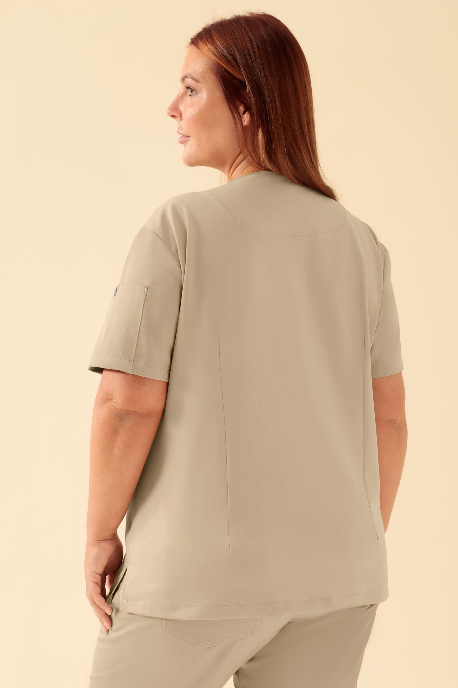 KAERE Tunique Femme - Décolleté V sable, Vue de dos Le mannequin mesure 173 cm et porte la taille XL