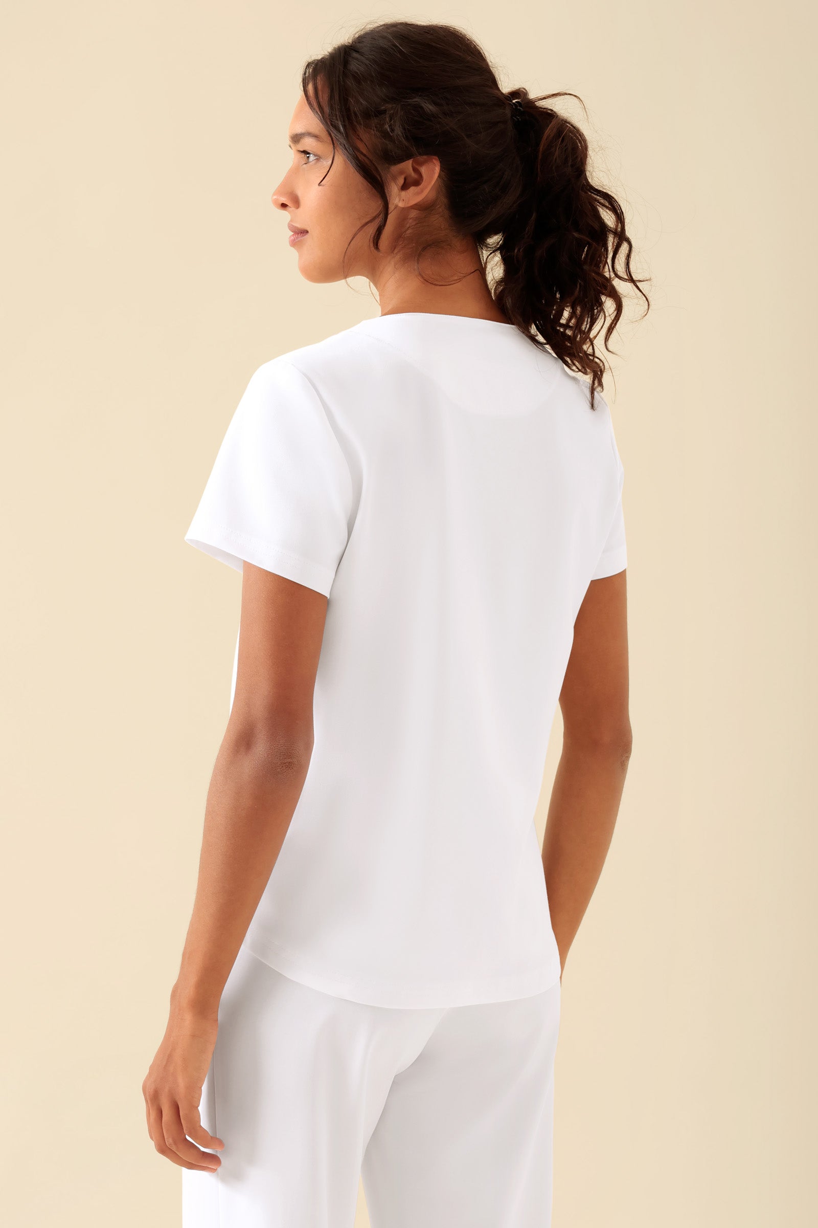 KAERE T-shirt Femme - Encoloure ronde blanc, Vue de dos Le mannequin mesure 176 cm et porte la taille S