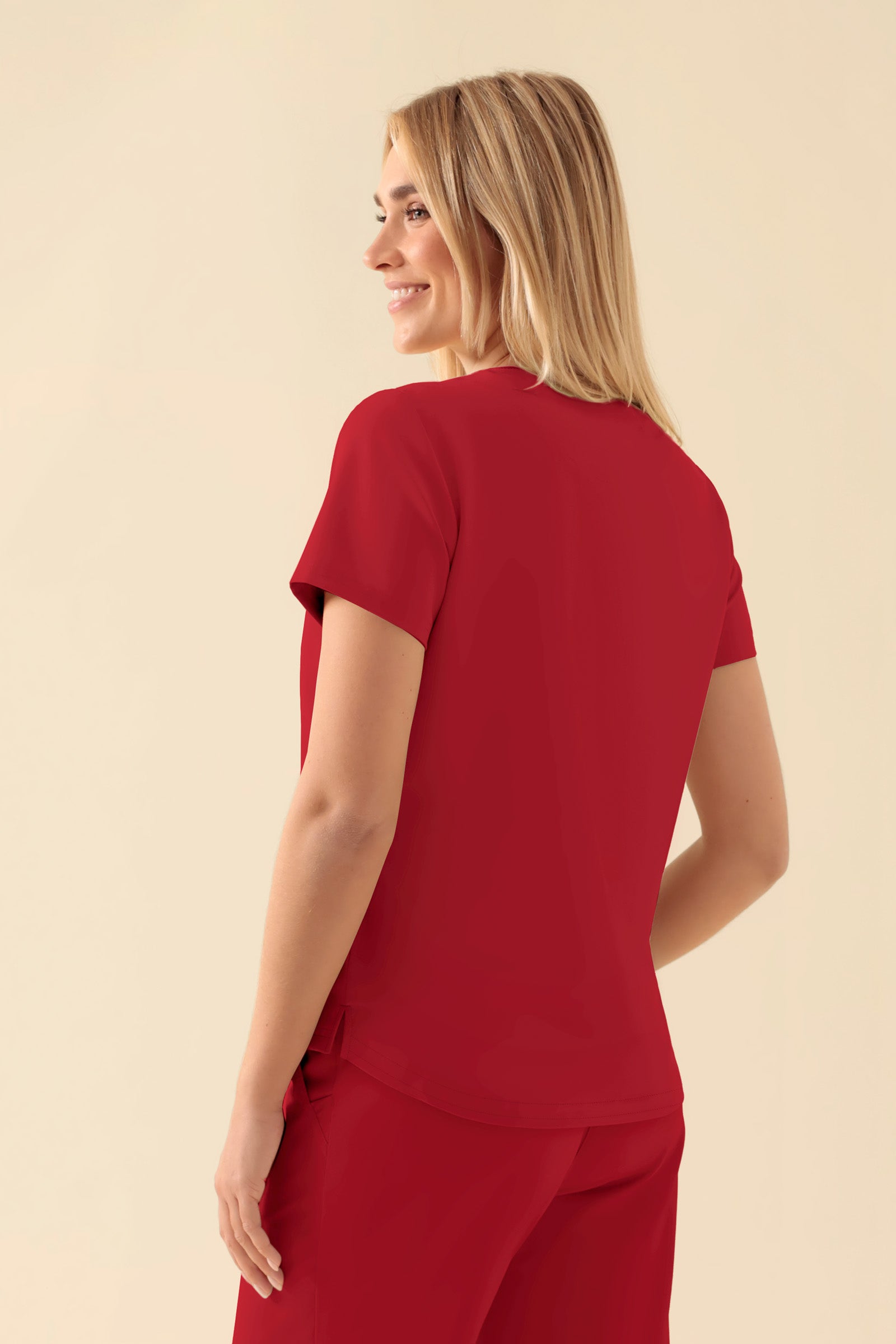 KAERE T-shirt Femme - Encoloure ronde rouge, Vue de dos Le mannequin mesure 177 cm et porte la taille S