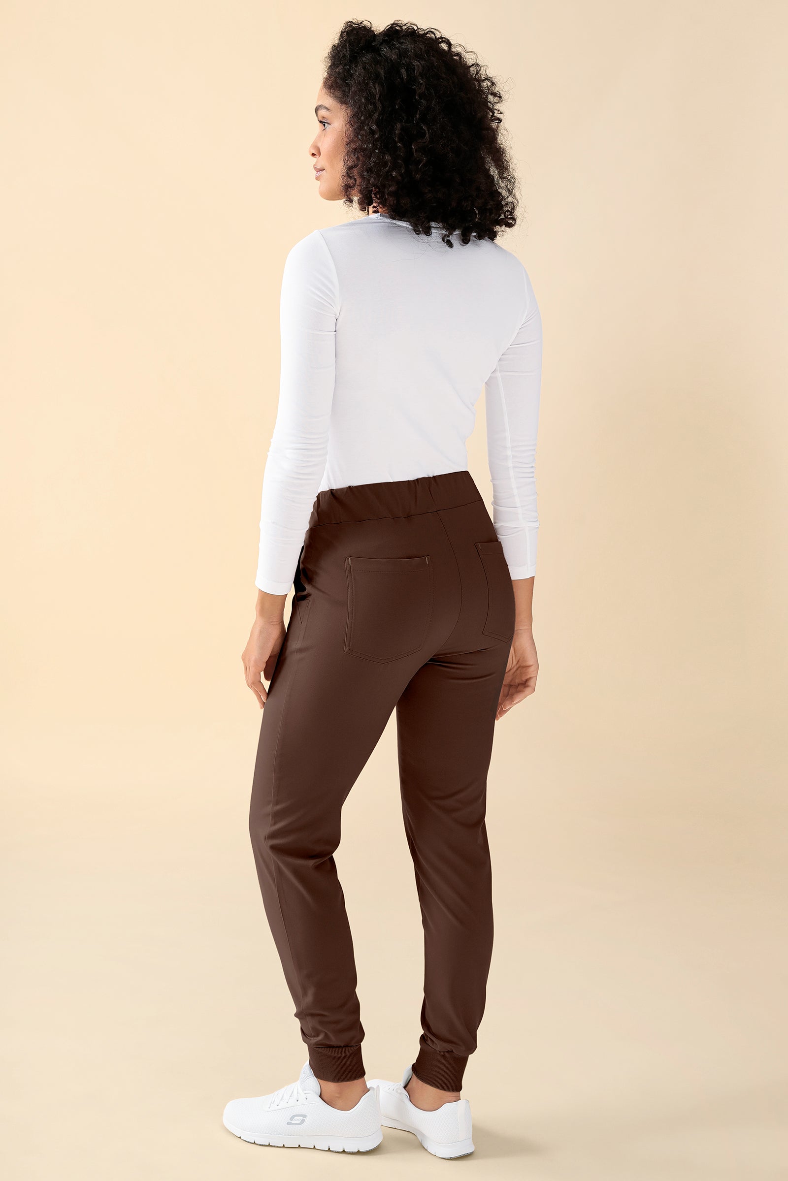 KAERE Pantalon Femme - ourlets côtelés et sans poches cargo coffee, Vue de dos Le mannequin mesure 176 cm et porte la taille S
