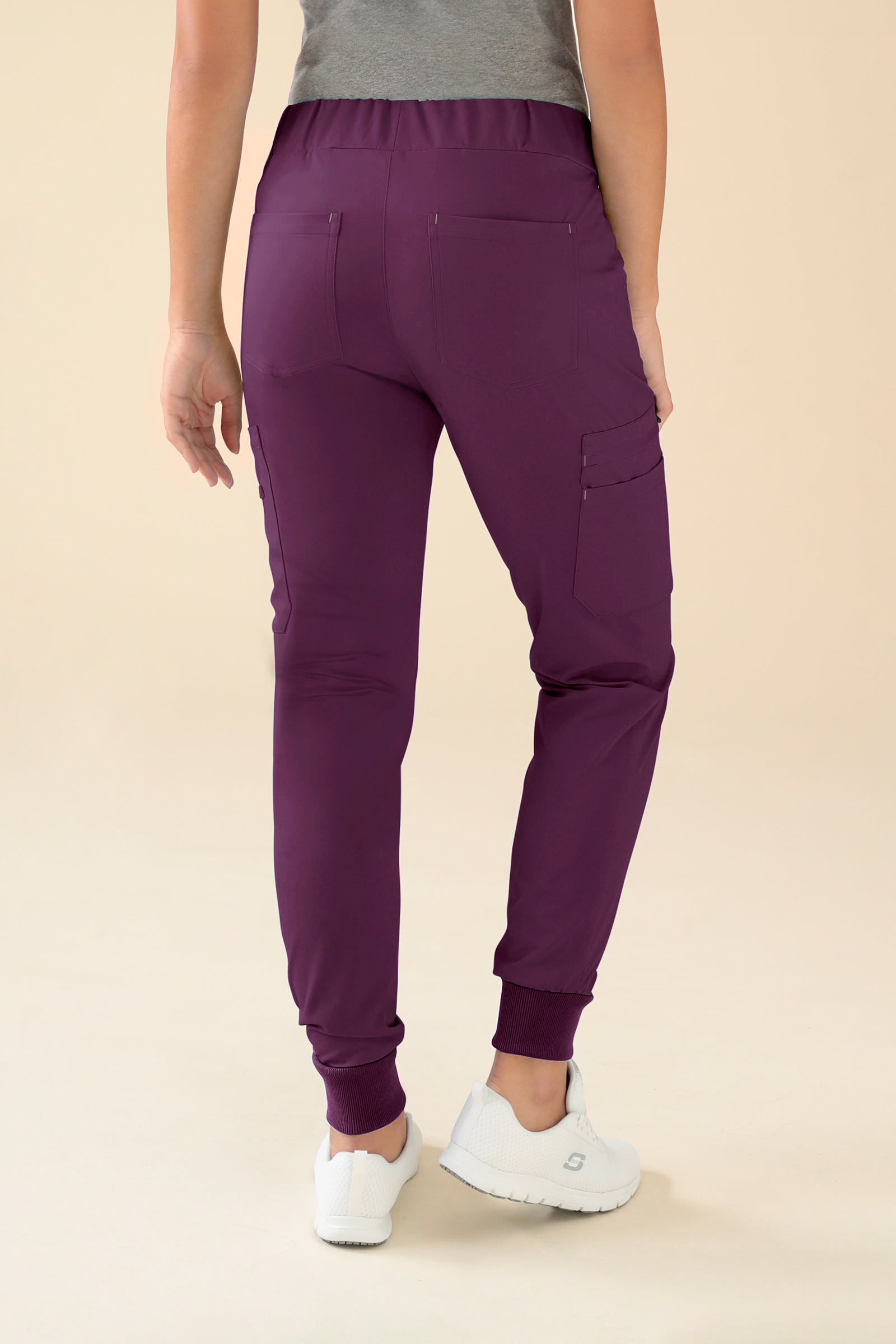 KAERE Pantalon Femme - avec poches cargo et ourlets côtelés prune, Vue de dos Le mannequin mesure 176 cm et porte la taille S