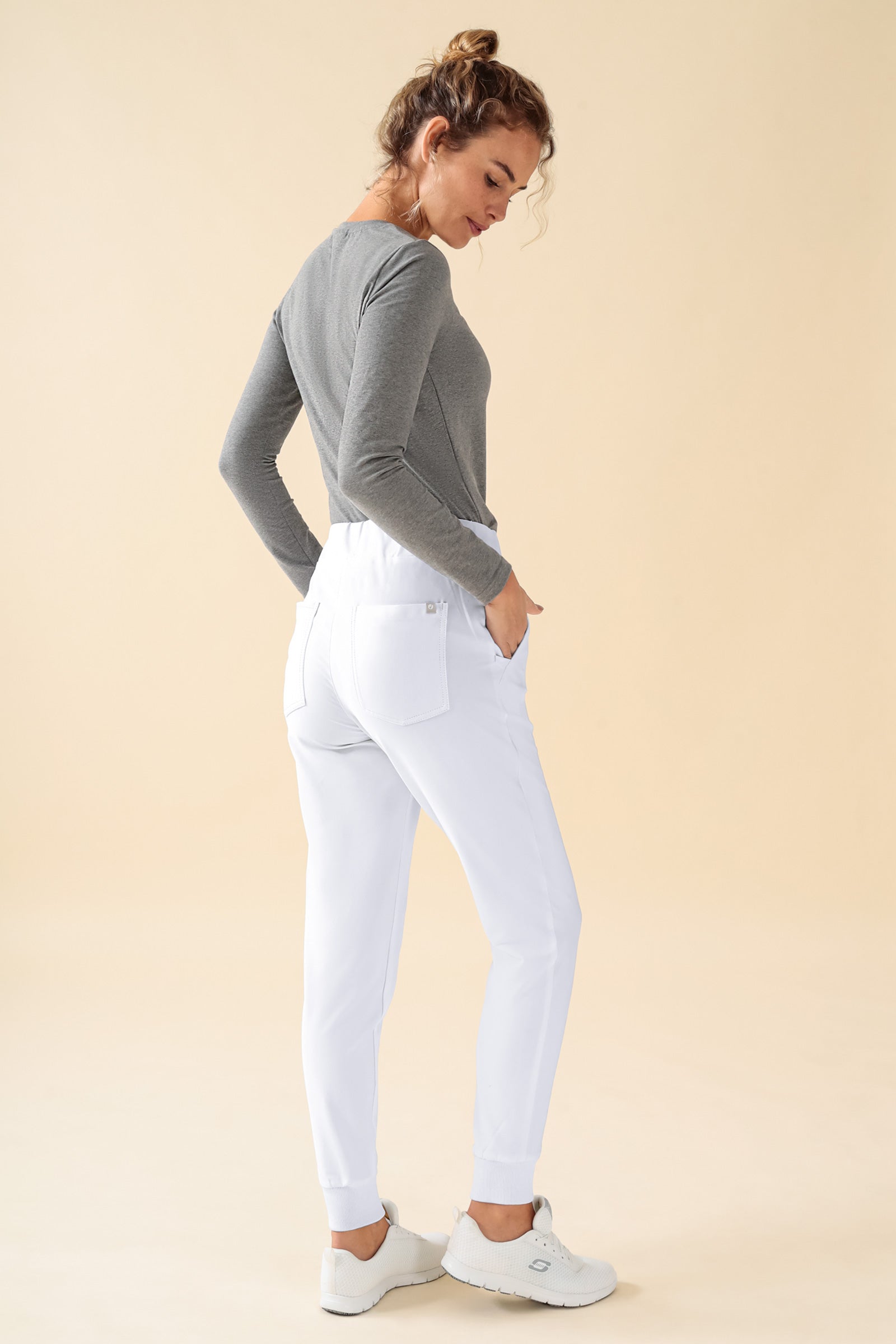 KAERE Pantalon Femme - ourlets côtelés et sans poches cargo blanc, Vue de dos Le mannequin mesure 180 cm et porte la taille S