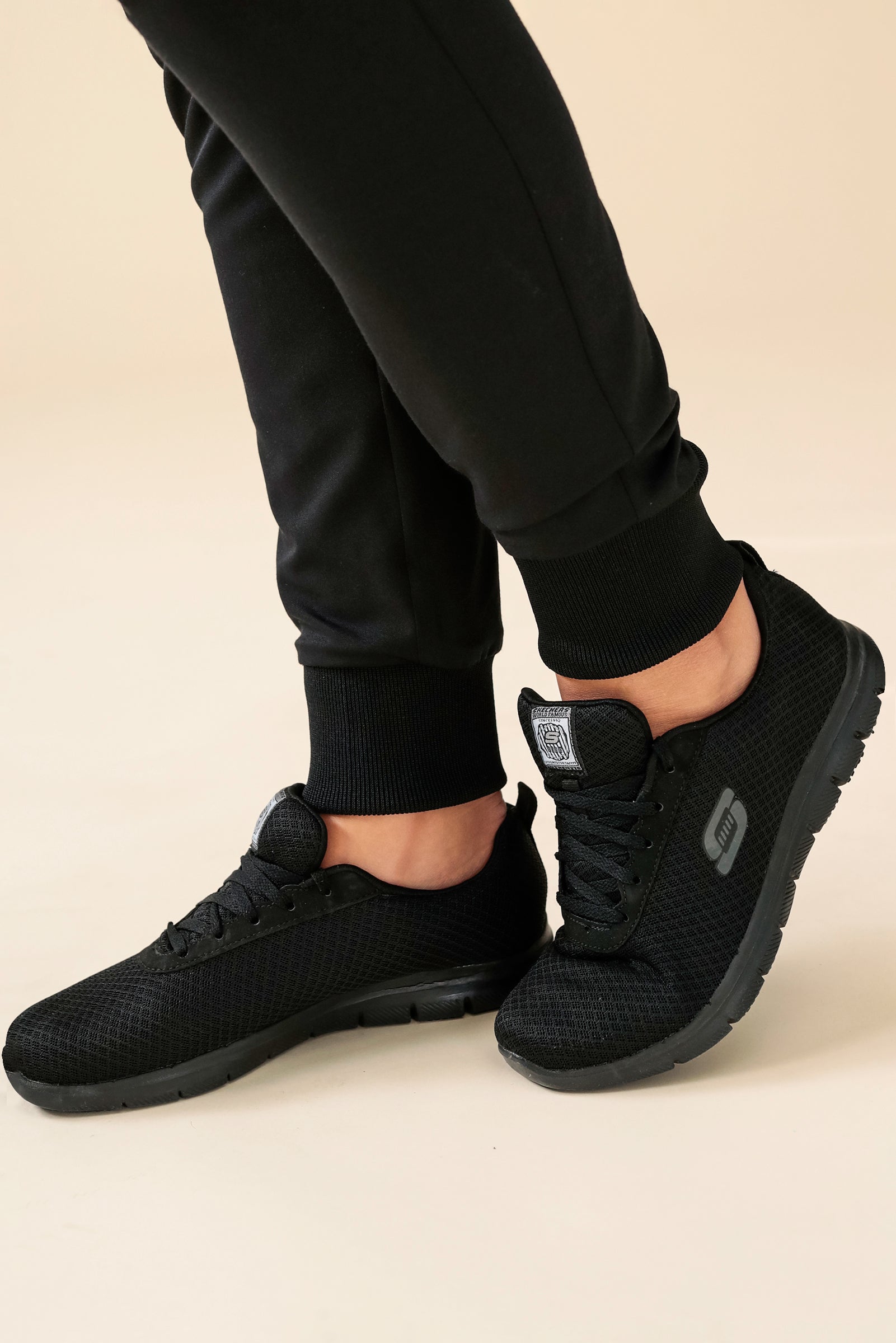 KAERE Pantalon Femme - avec poches cargo et ourlets côtelés Taille courte noir