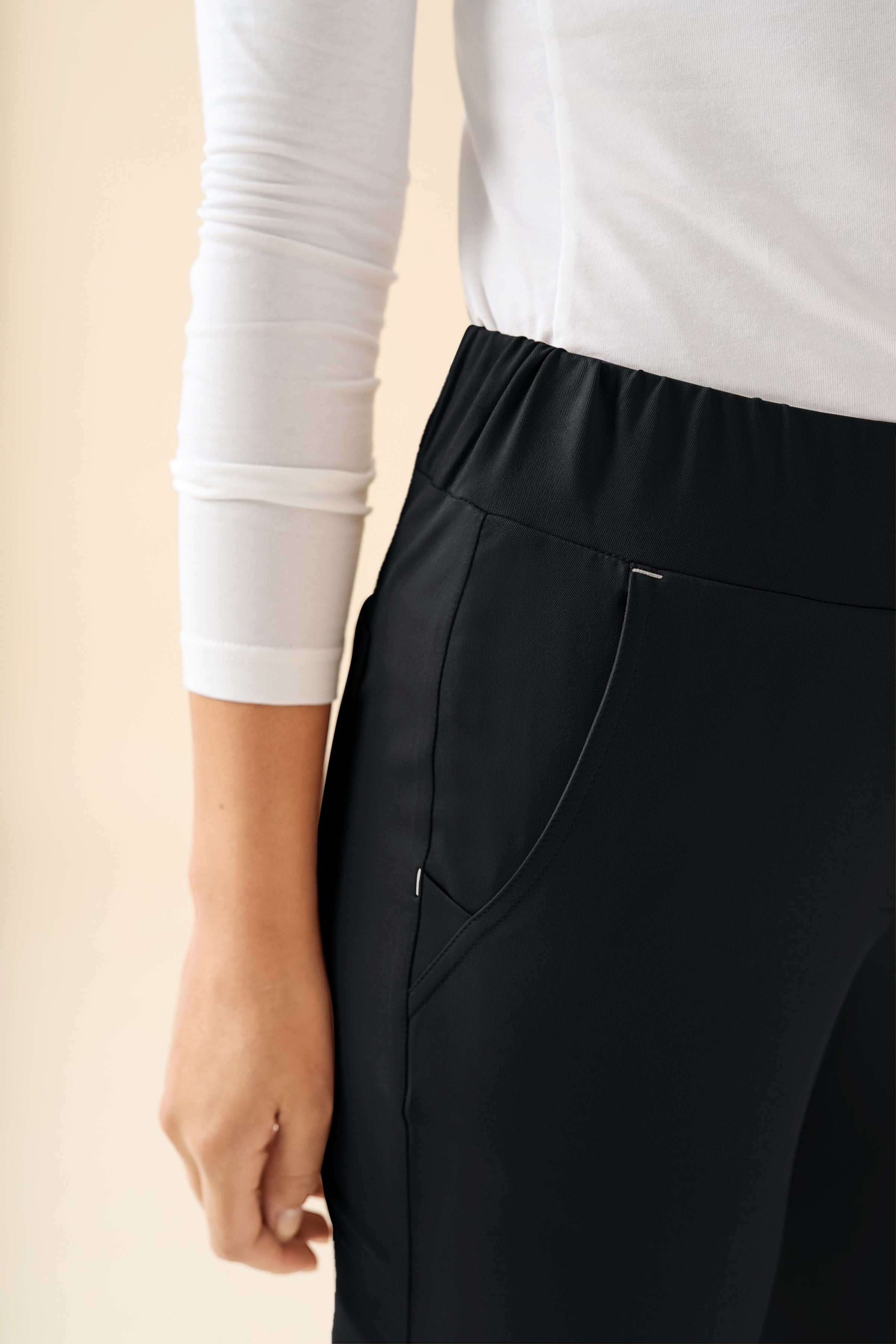 KAERE Pantalon Femme - ourlets côtelés Taille courte et sans poches cargo noir