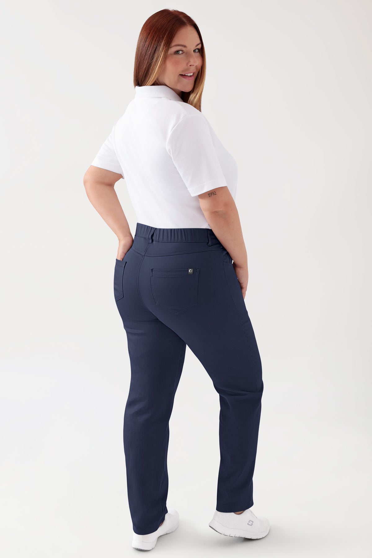 COMFY FLEX Pantalon 5 poches Femme - Jambe droite navy, Vue de face Le mannequin mesure 173 cm et porte la taille 46
