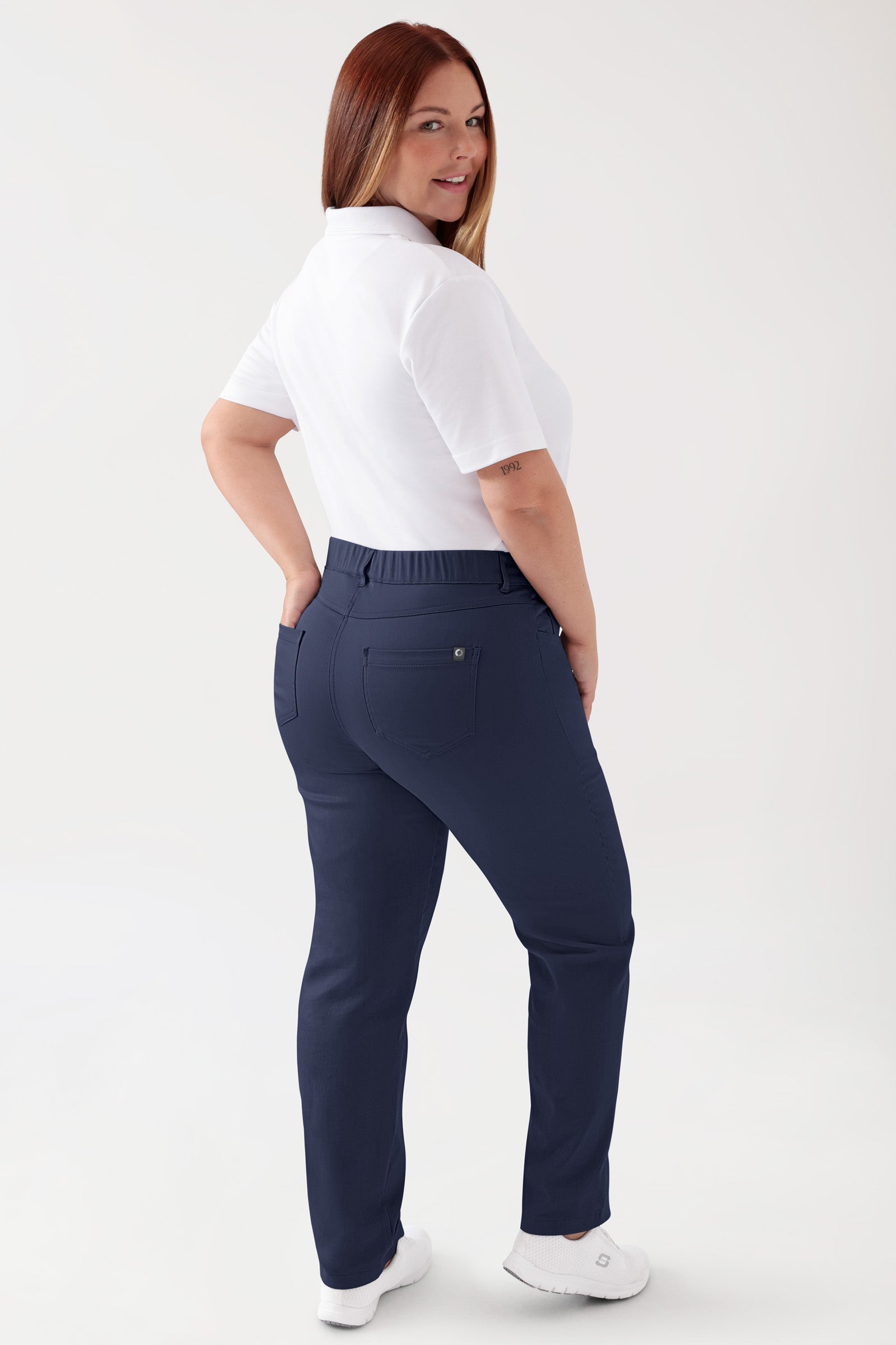 COMFY FLEX Pantalon 5 poches Femme - Jambe droite navy, Vue de face Le mannequin mesure 173 cm et porte la taille 46