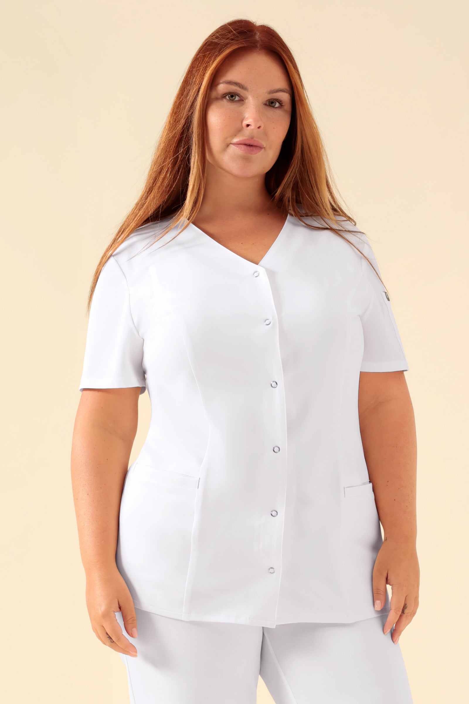 KAERE Blouse Femme - Patte de boutonnage blanc, Vue de face Le mannequin mesure 173 cm et porte la taille XL