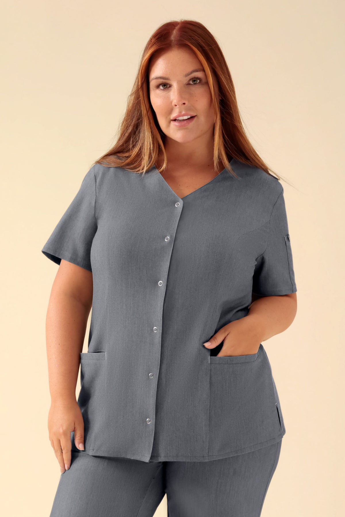 KAERE Blouse Femme - Patte de boutonnage gris foncé chiné, Vue de face Le mannequin mesure 173 cm et porte la taille XL