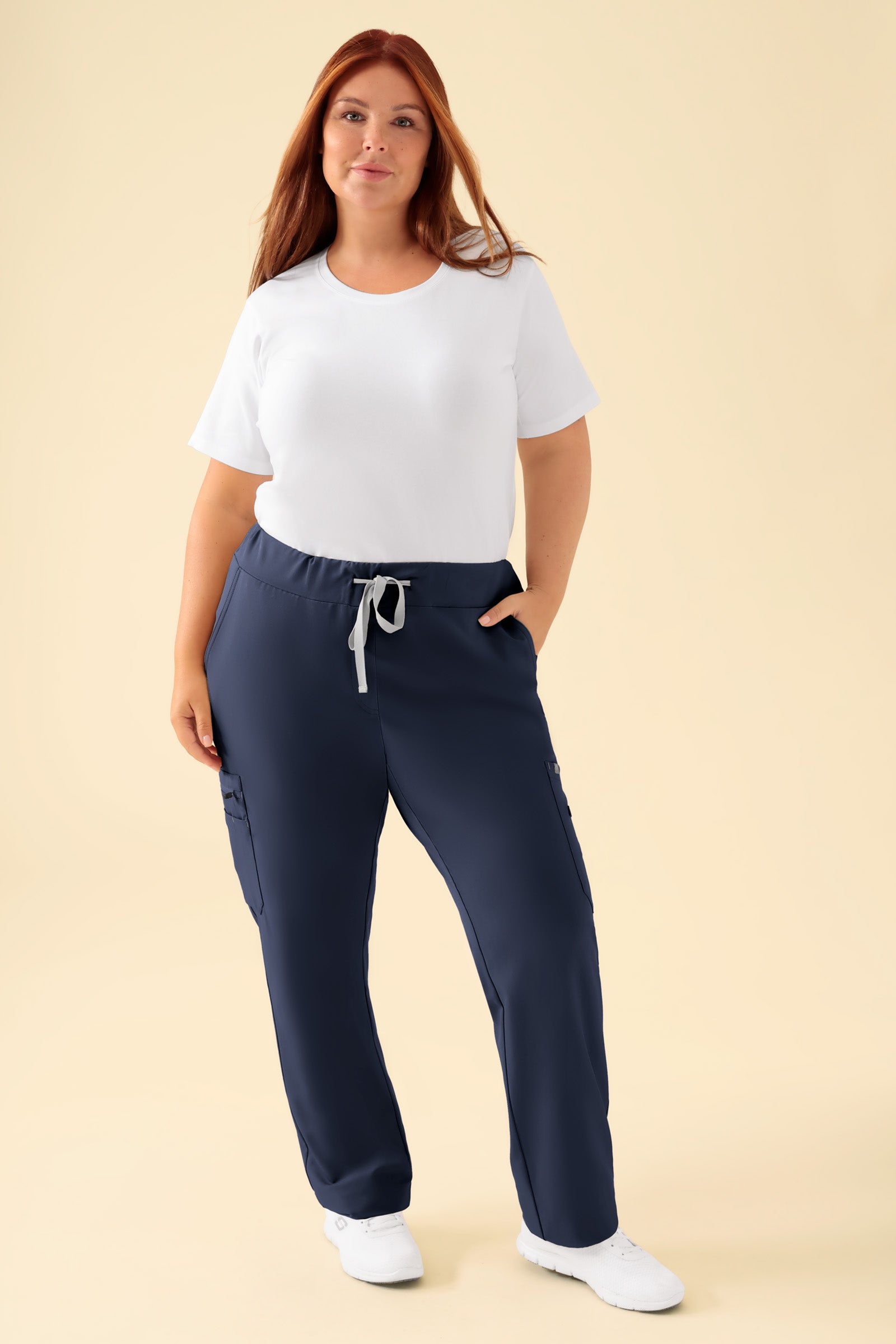 KAERE Pantalon Femme - avec poches cargo bleu navy, Vue de face Le mannequin mesure 173 cm et porte la taille XL