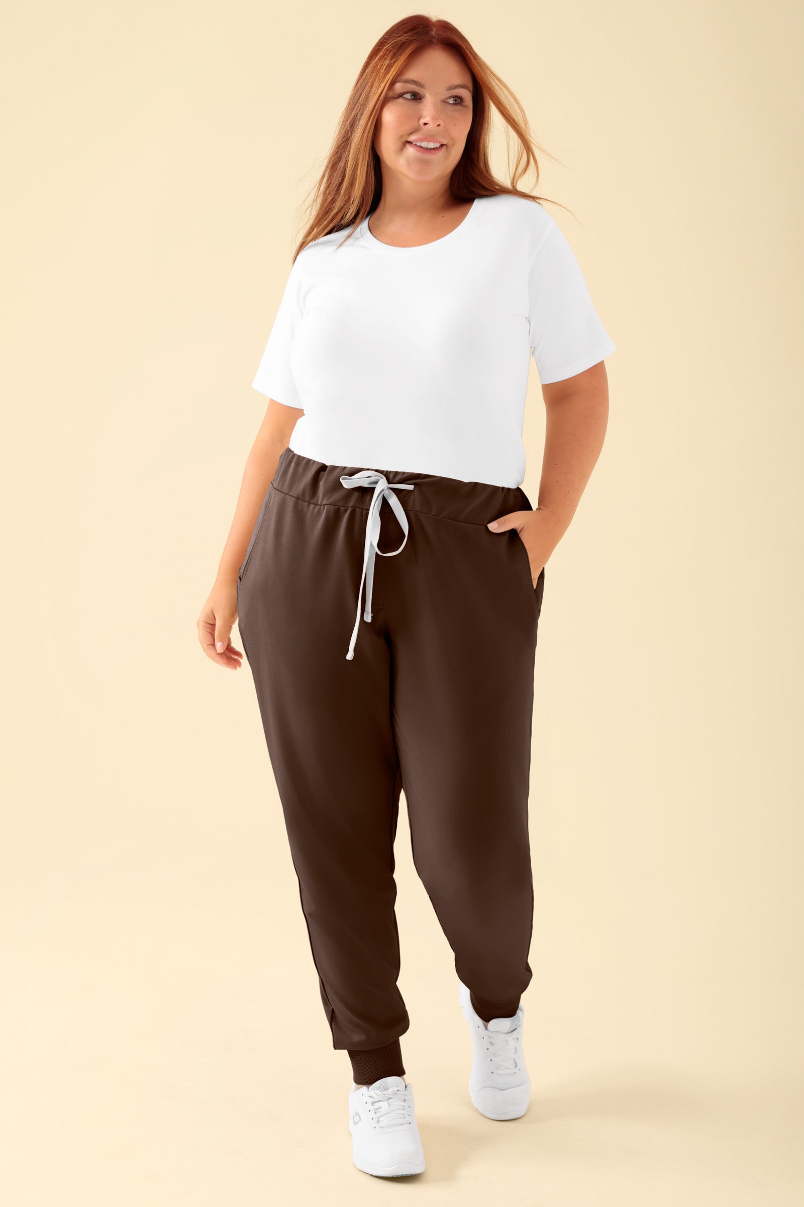 KAERE Pantalon Femme - ourlets côtelés et sans poches cargo coffee, Vue de face Le mannequin mesure 173 cm et porte la taille XL