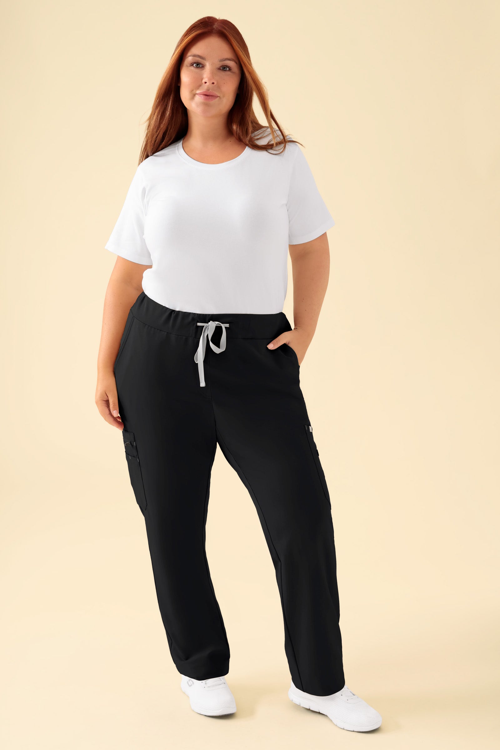 KAERE Pantalon Femme - avec poches cargo noir, Vue de face Le mannequin mesure 173 cm et porte la taille XL