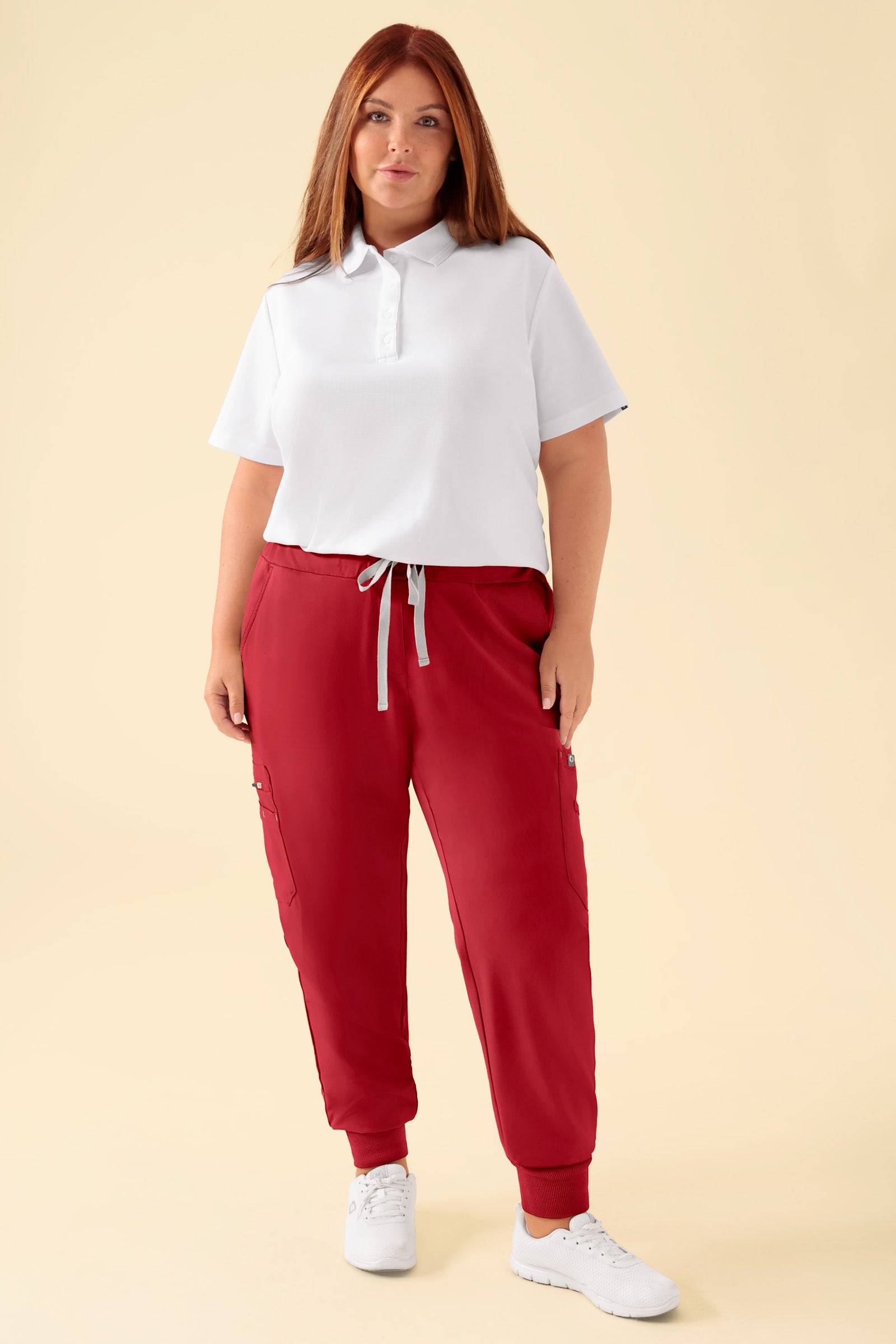 KAERE Pantalon Femme - avec poches cargo et ourlets côtelés rouge, Vue de face Le mannequin mesure 173 cm et porte la taille XL