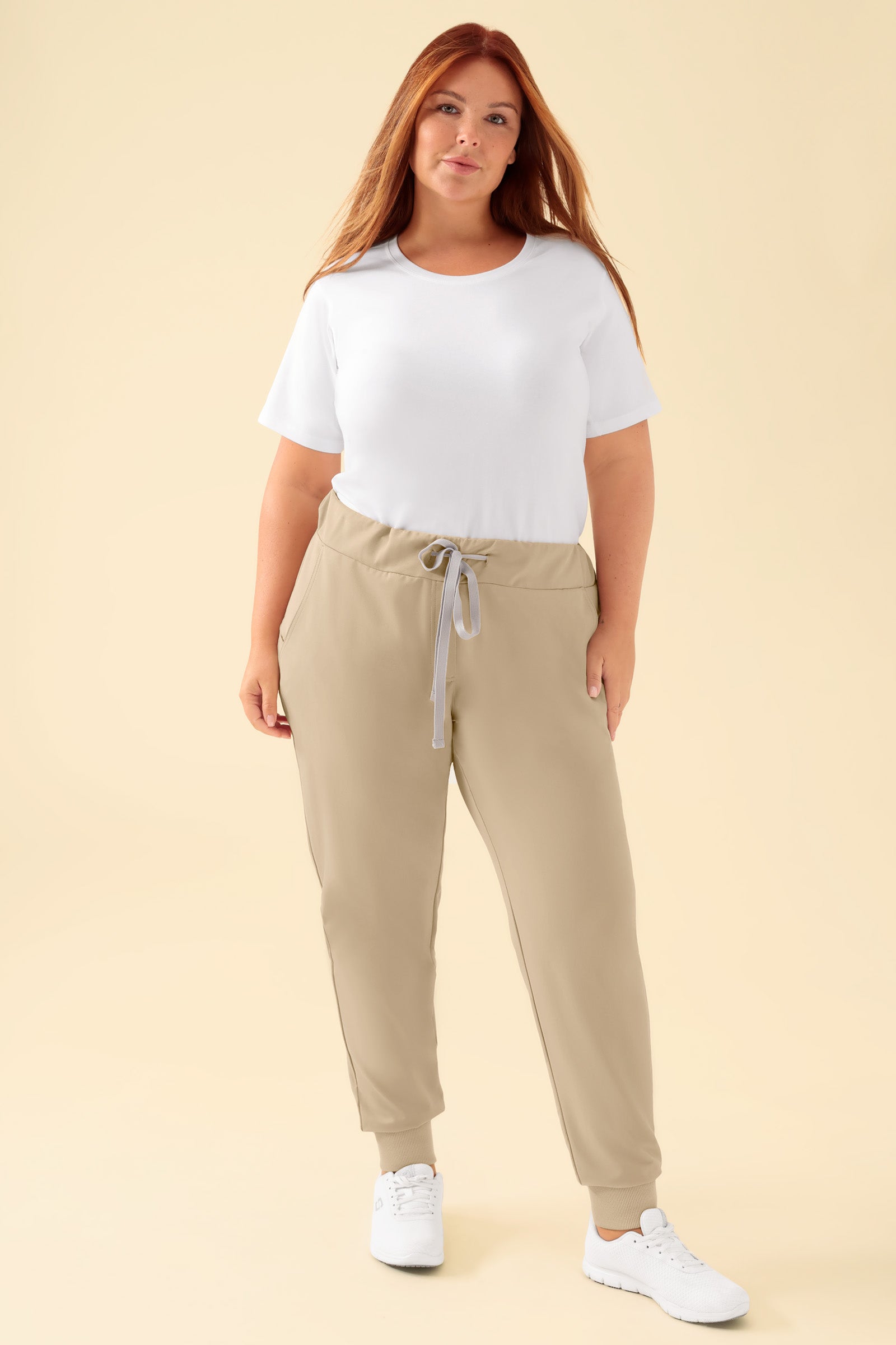 KAERE Pantalon Femme - ourlets côtelés et sans poches cargo sable, Vue de face Le mannequin mesure 173 cm et porte la taille XL