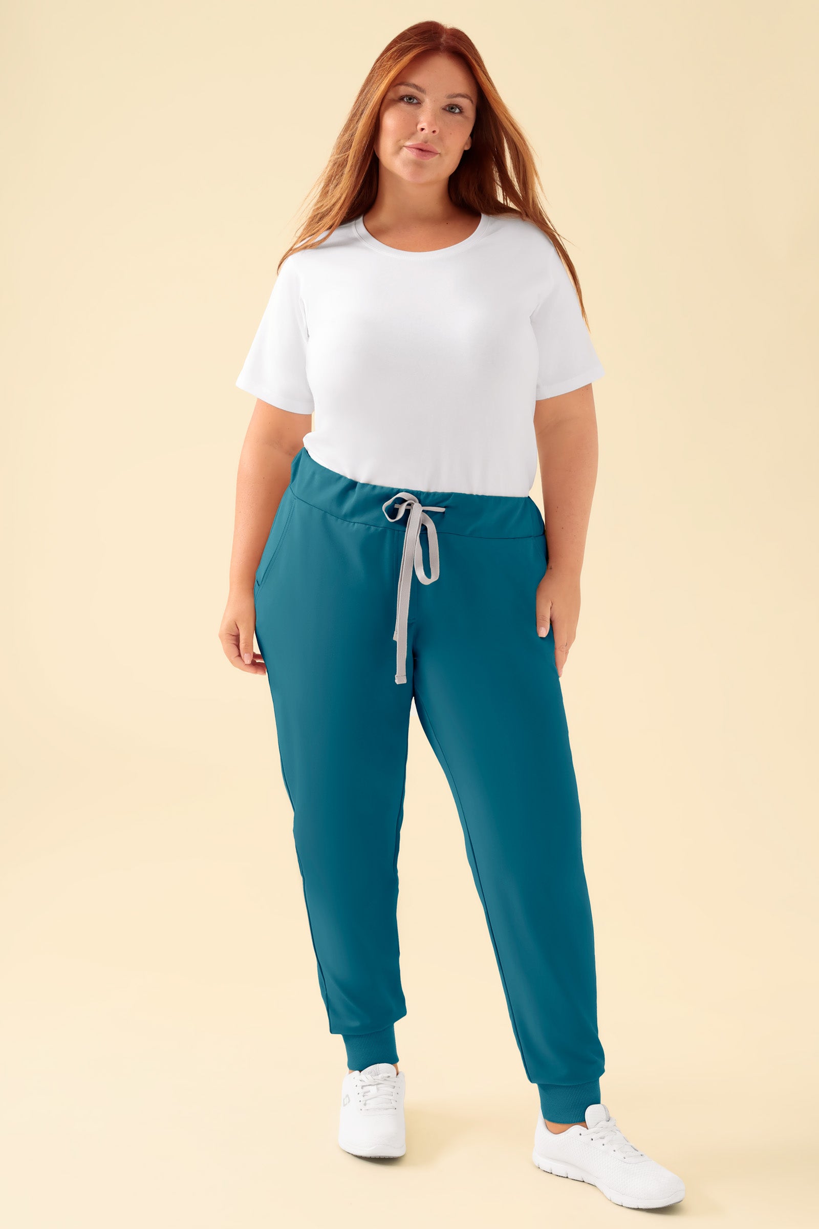 KAERE Pantalon Femme - ourlets côtelés et sans poches cargo pétrole, Vue de face Le mannequin mesure 173 cm et porte la taille XL