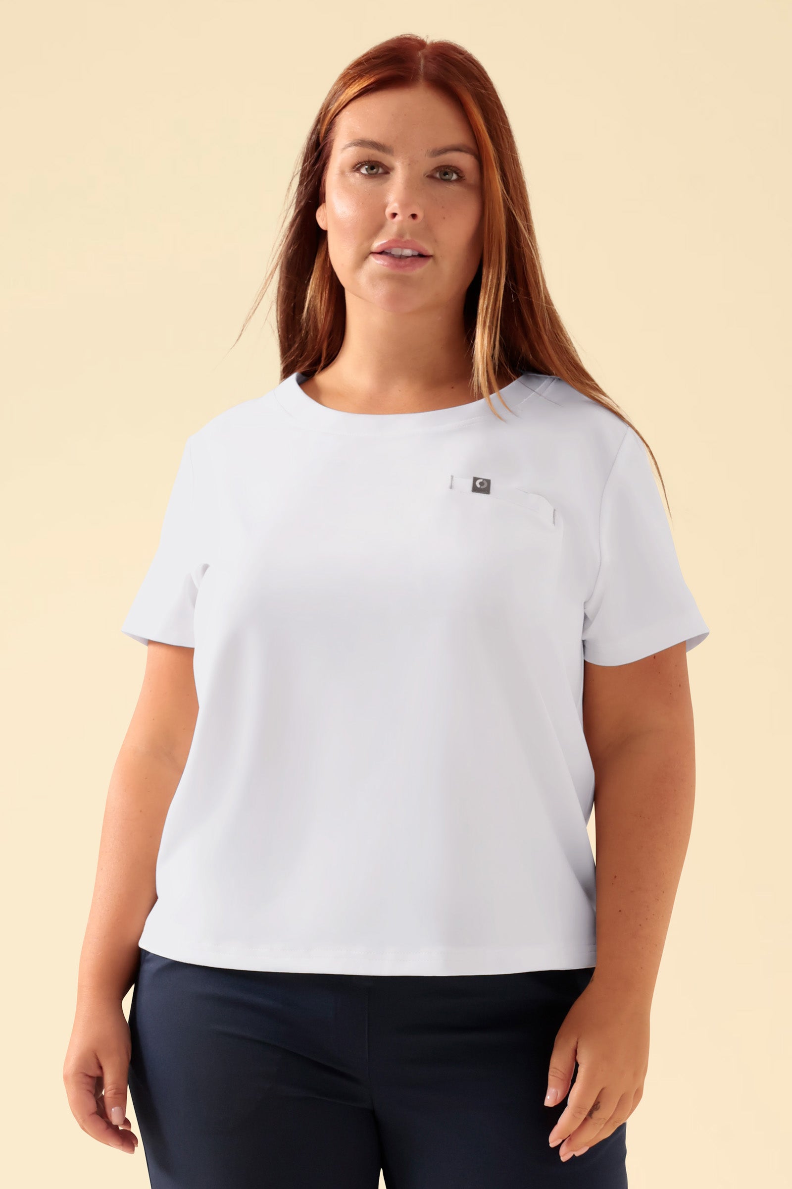KAERE T-shirt Femme - Encoloure ronde blanc, Vue de face Le mannequin mesure 173 cm et porte la taille XL
