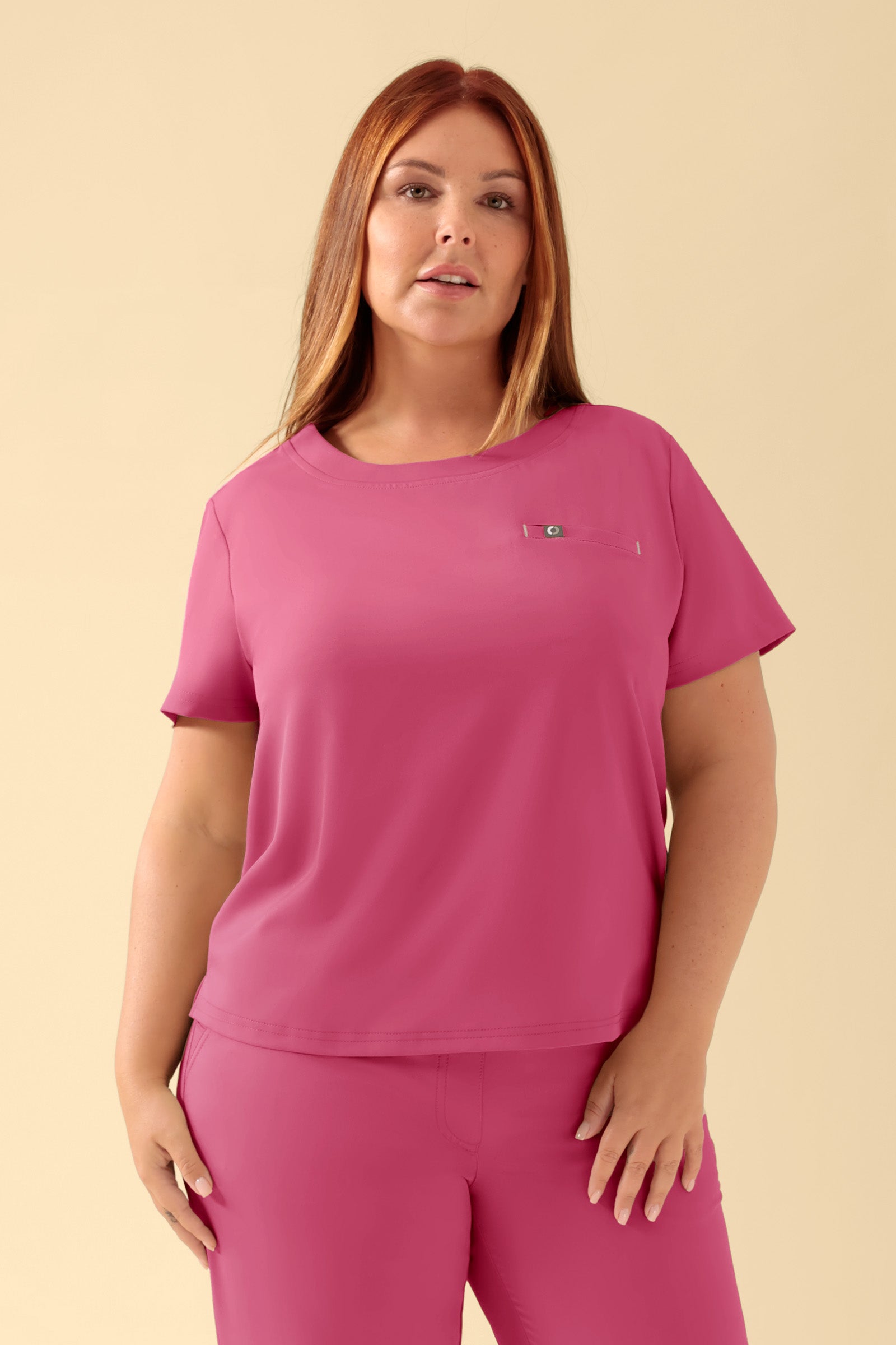 KAERE T-shirt Femme - Encoloure ronde bois de rose, Vue de face Le mannequin mesure 173 cm et porte la taille XL