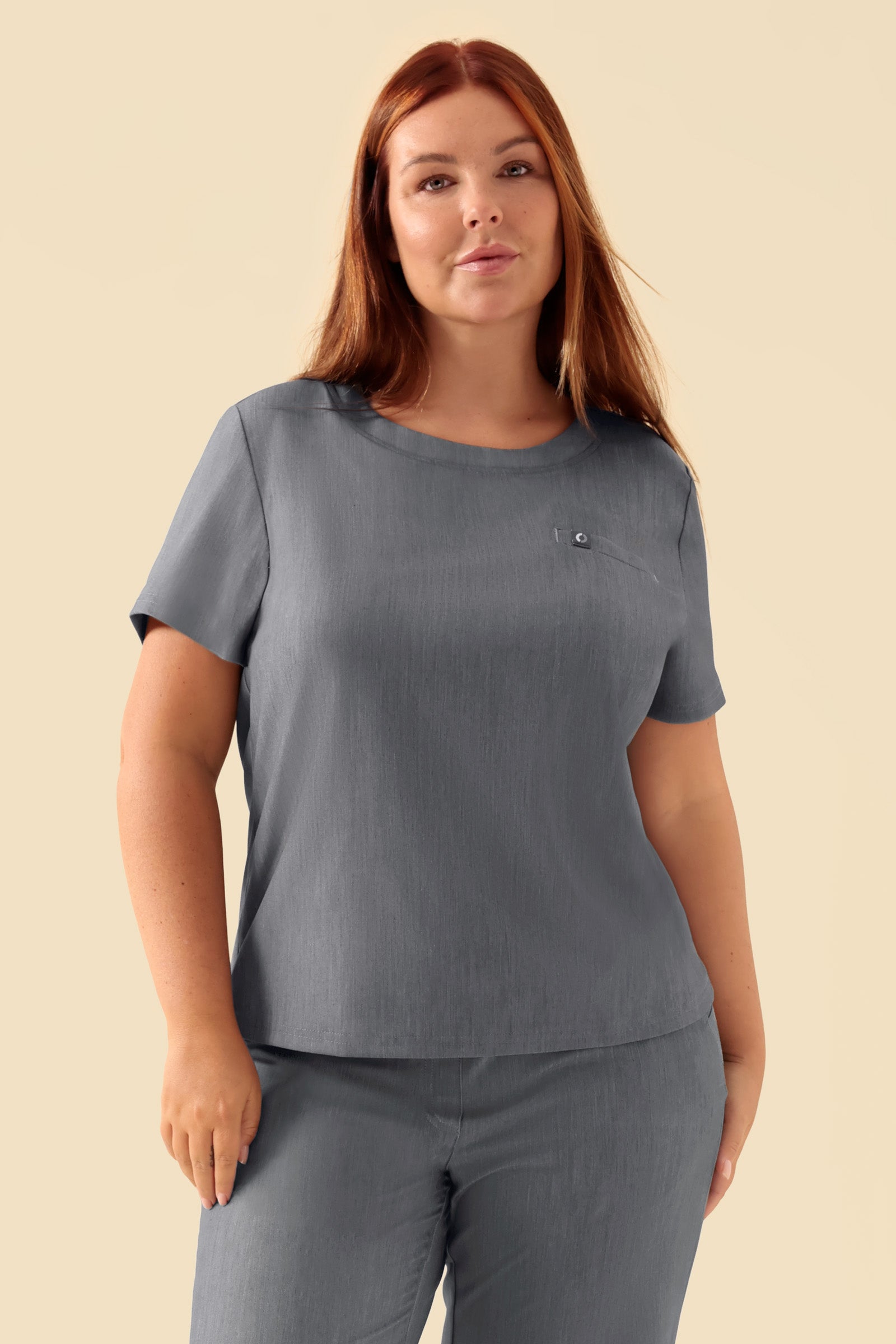 KAERE T-shirt Femme - Encoloure ronde gris chiné, Vue de face Le mannequin mesure 173 cm et porte la taille XL
