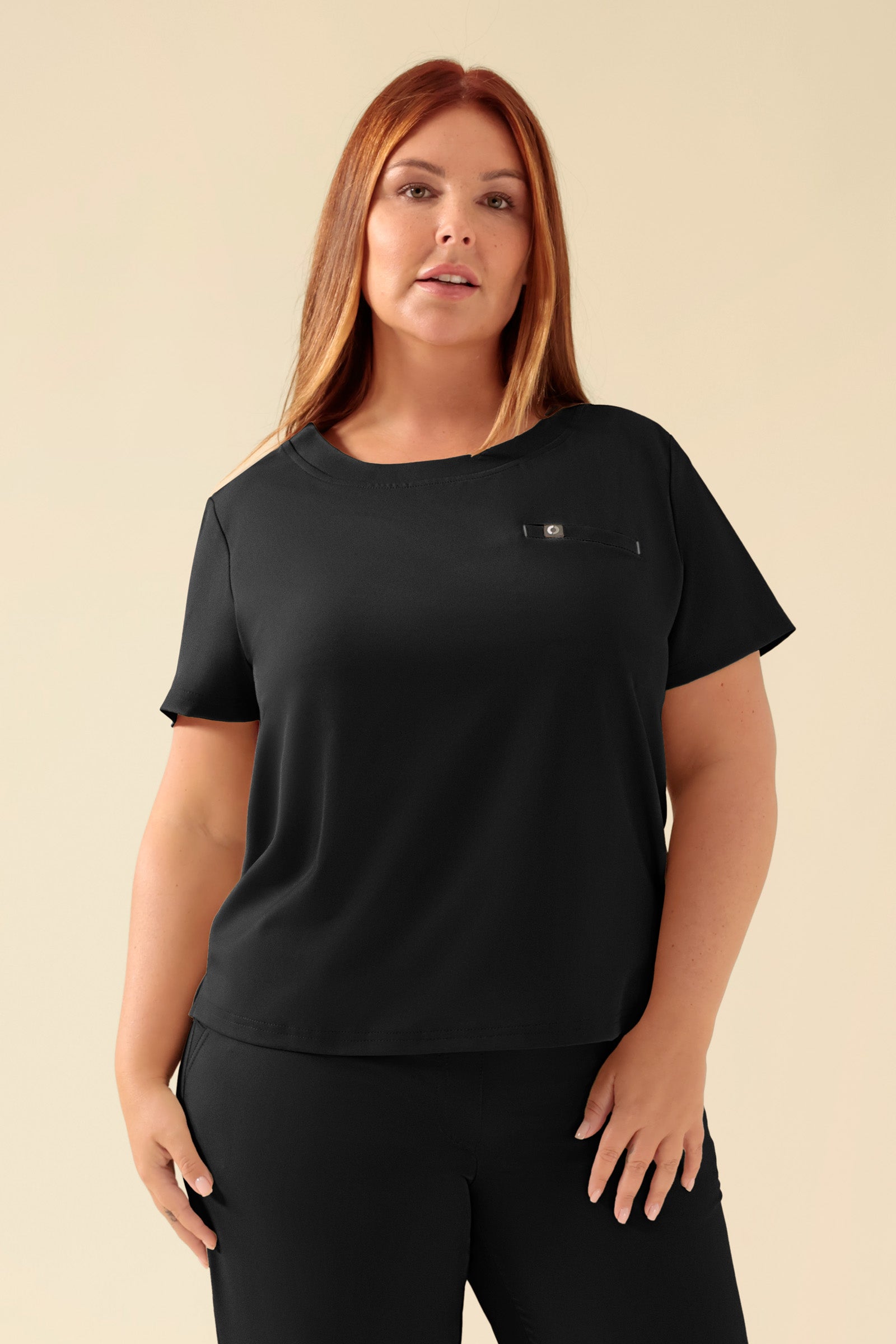 KAERE T-shirt Femme - Encoloure ronde noir, Vue de face Le mannequin mesure 173 cm et porte la taille XL
