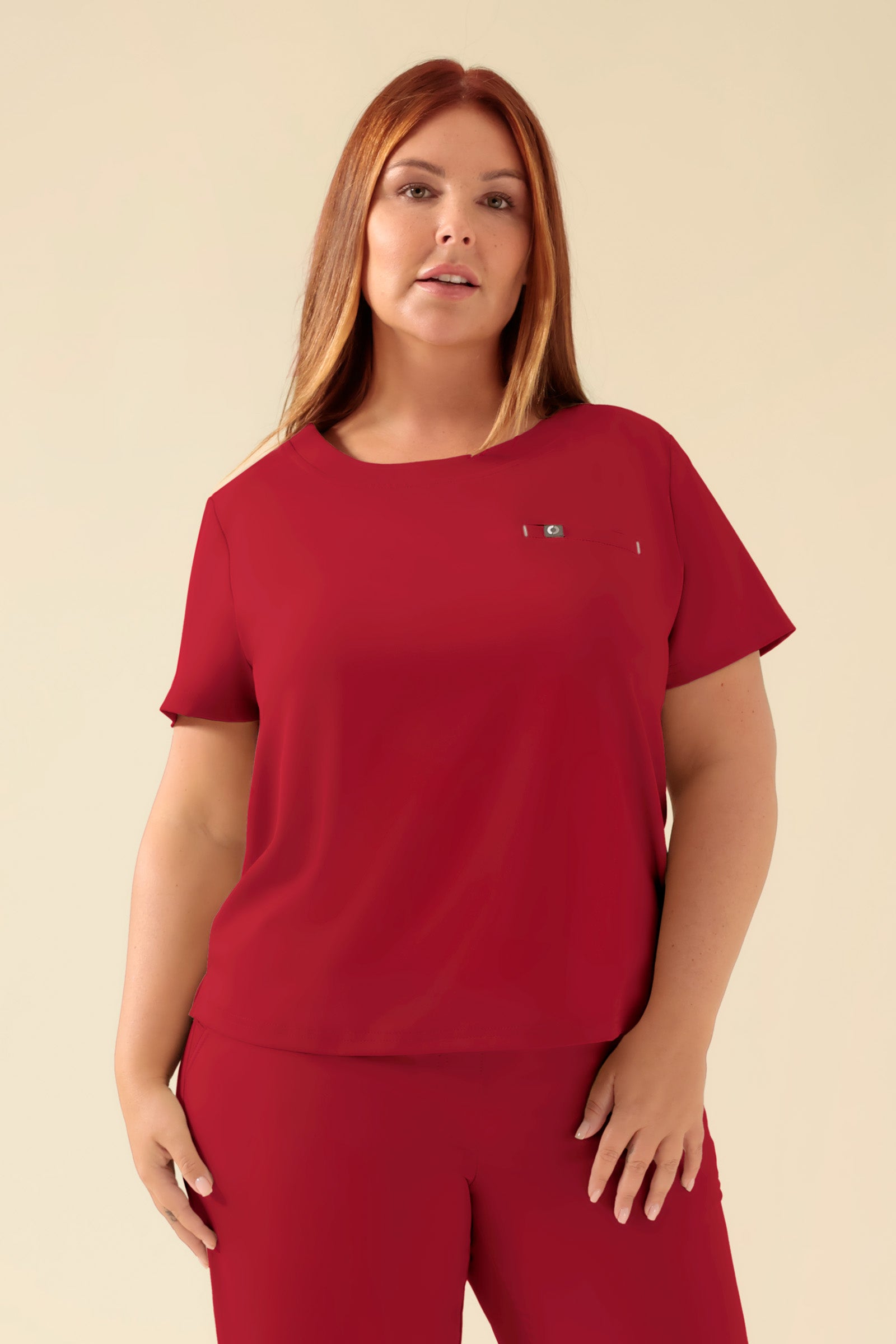KAERE T-shirt Femme - Encoloure ronde rouge, Vue de face Le mannequin mesure 173 cm et porte la taille XL